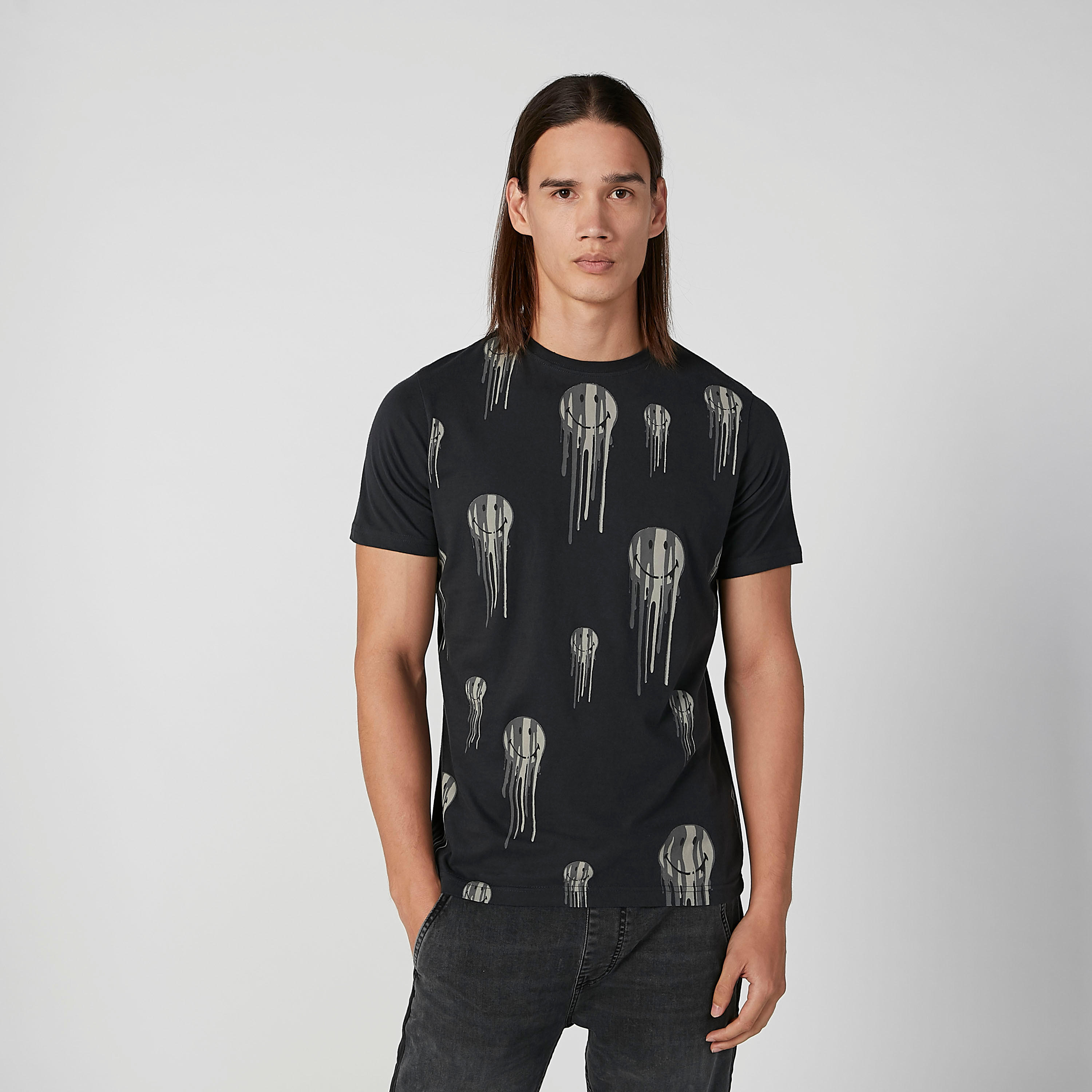 تيشيرت مستدام سليم بياقة ضيّقة وطبعات جرافيك من سمايلي وورلد -men-clothing-tshirtsandpolos-tshirts-image-2