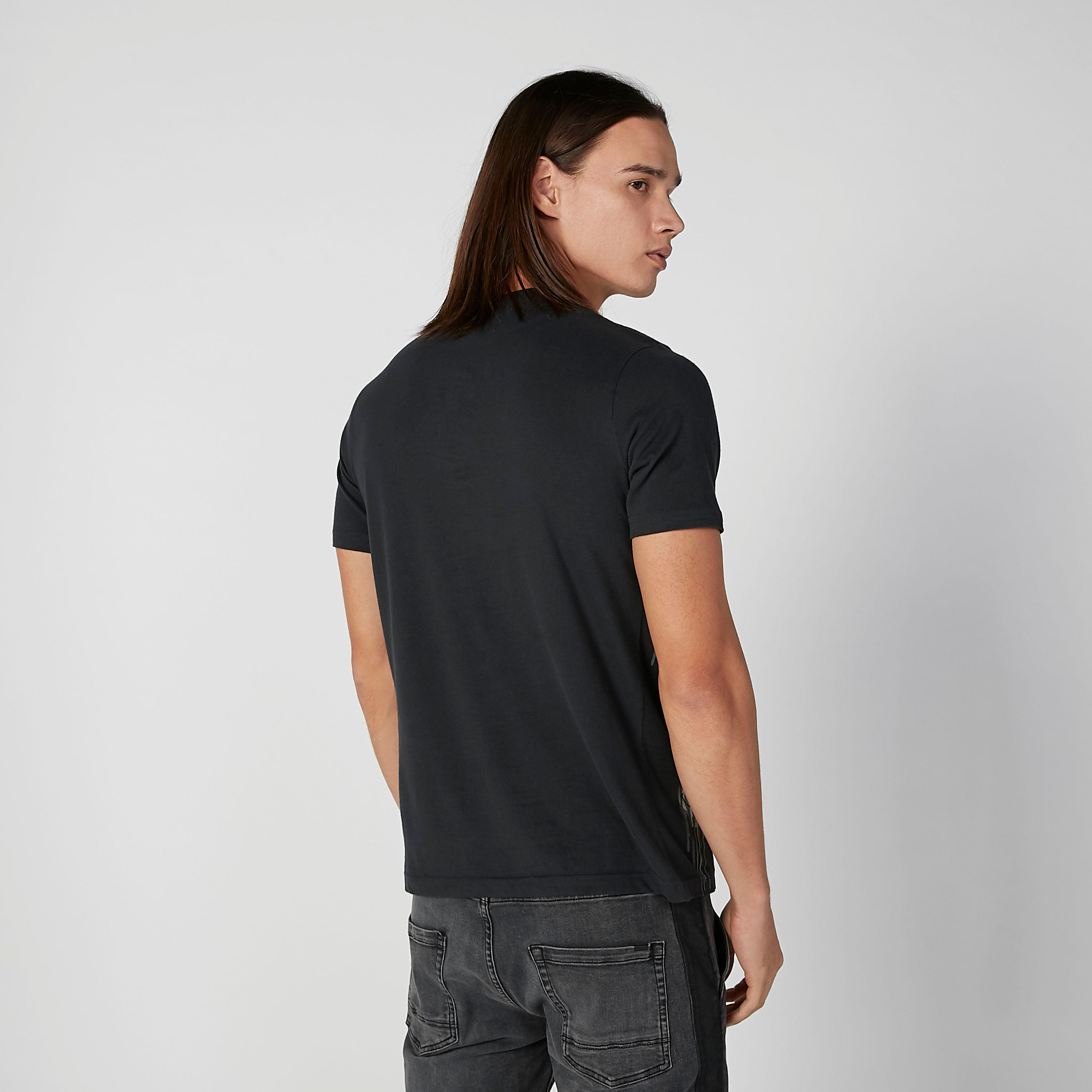 تيشيرت مستدام سليم بياقة ضيّقة وطبعات جرافيك من سمايلي وورلد -men-clothing-tshirtsandpolos-tshirts-image-3