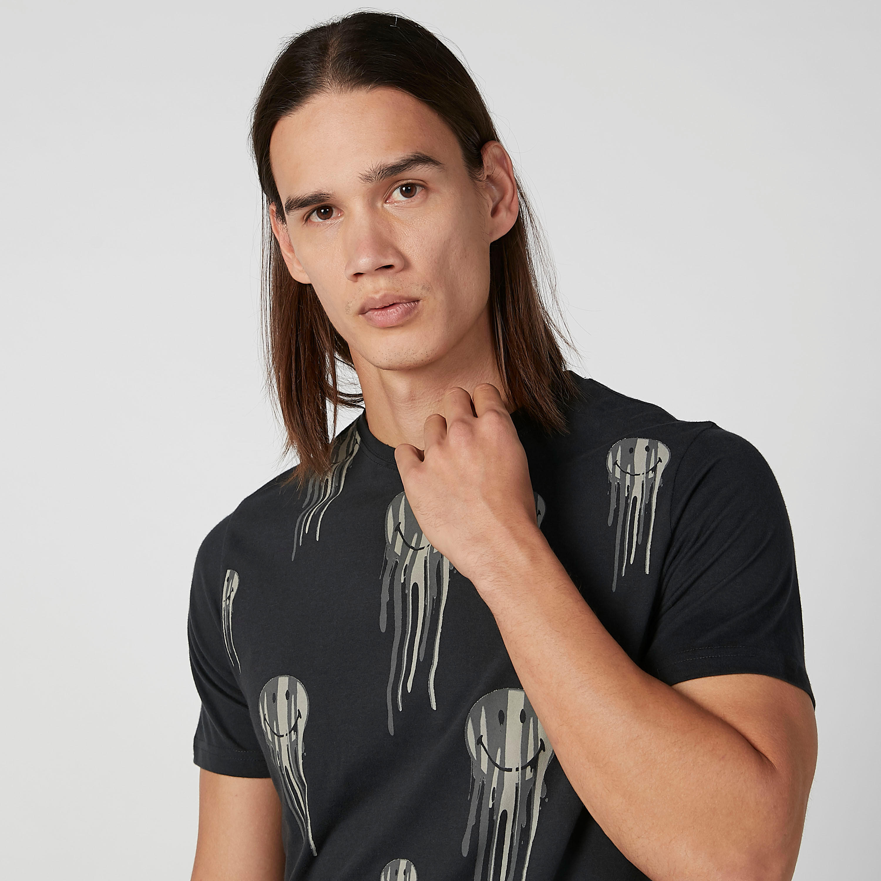تيشيرت مستدام سليم بياقة ضيّقة وطبعات جرافيك من سمايلي وورلد -men-clothing-tshirtsandpolos-tshirts-image-4