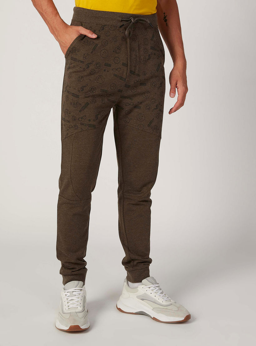 بنطلون رياضي مستدام سليم بخصر متوسط الارتفاع وطبعات سمايلي وورلد -men-clothing-bottoms-joggers-image-2