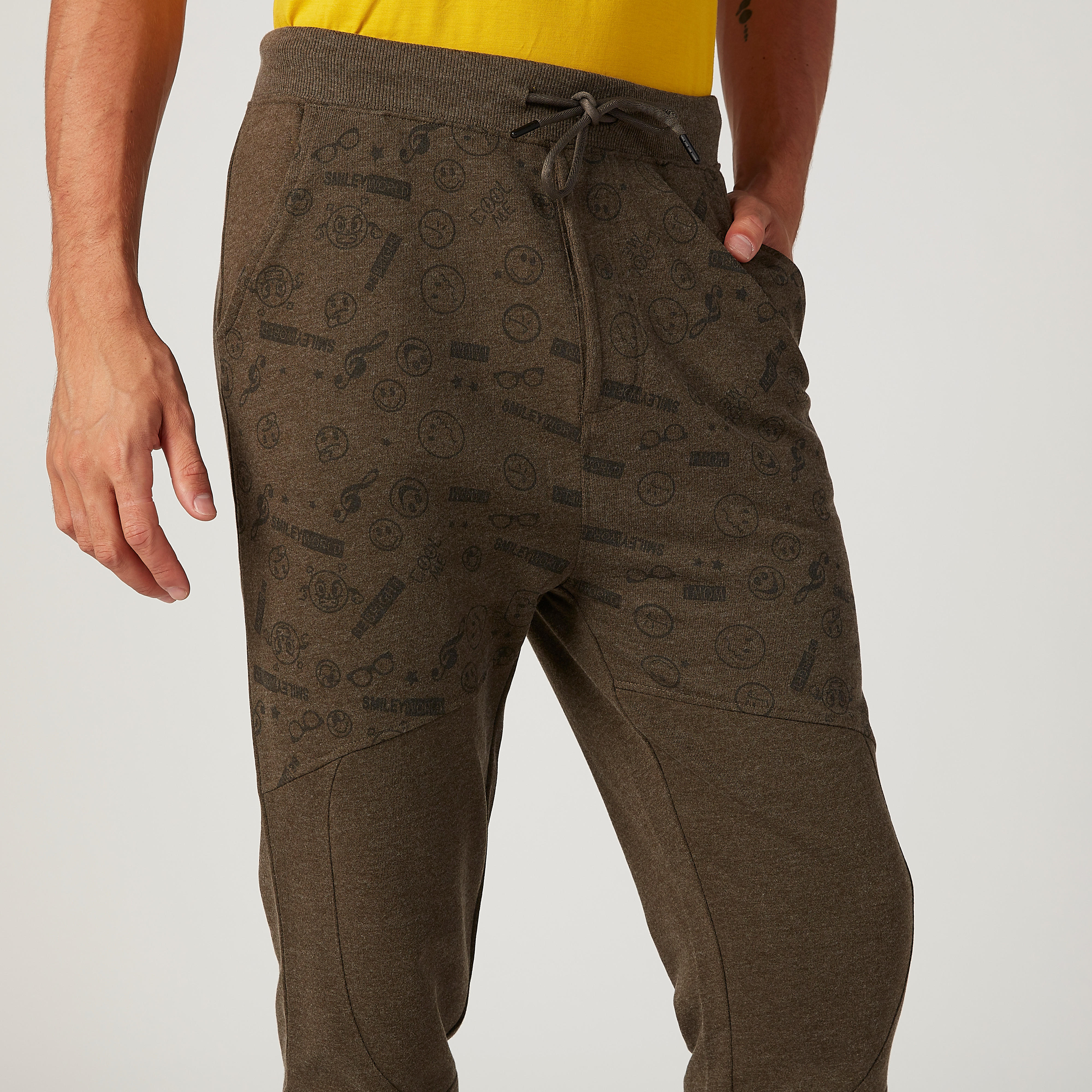 بنطلون رياضي مستدام سليم بخصر متوسط الارتفاع وطبعات سمايلي وورلد -men-clothing-bottoms-joggers-image-3