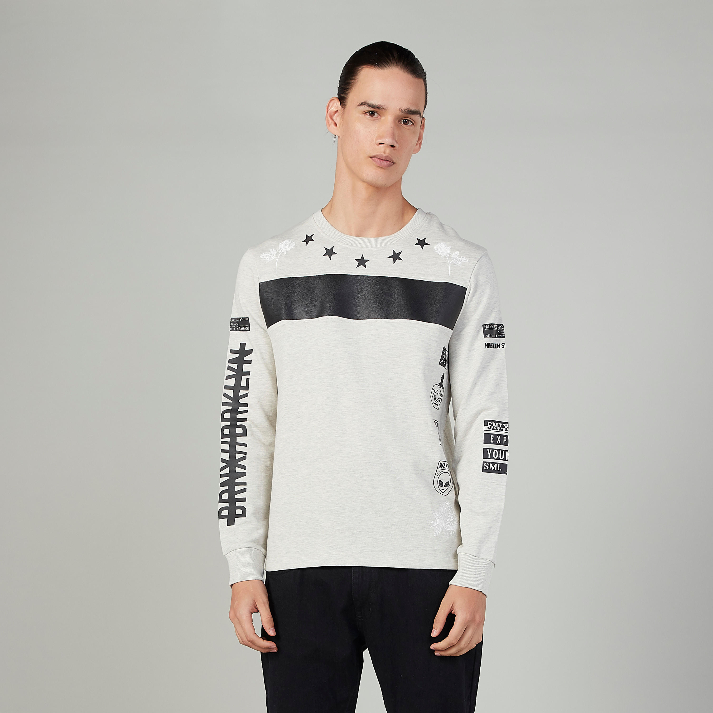 كنزة بياقة مستديرة وأكمام طويلة وطبعات سمايلي وورلد-men-winterwear-hoodiesandsweatshirts-image-1