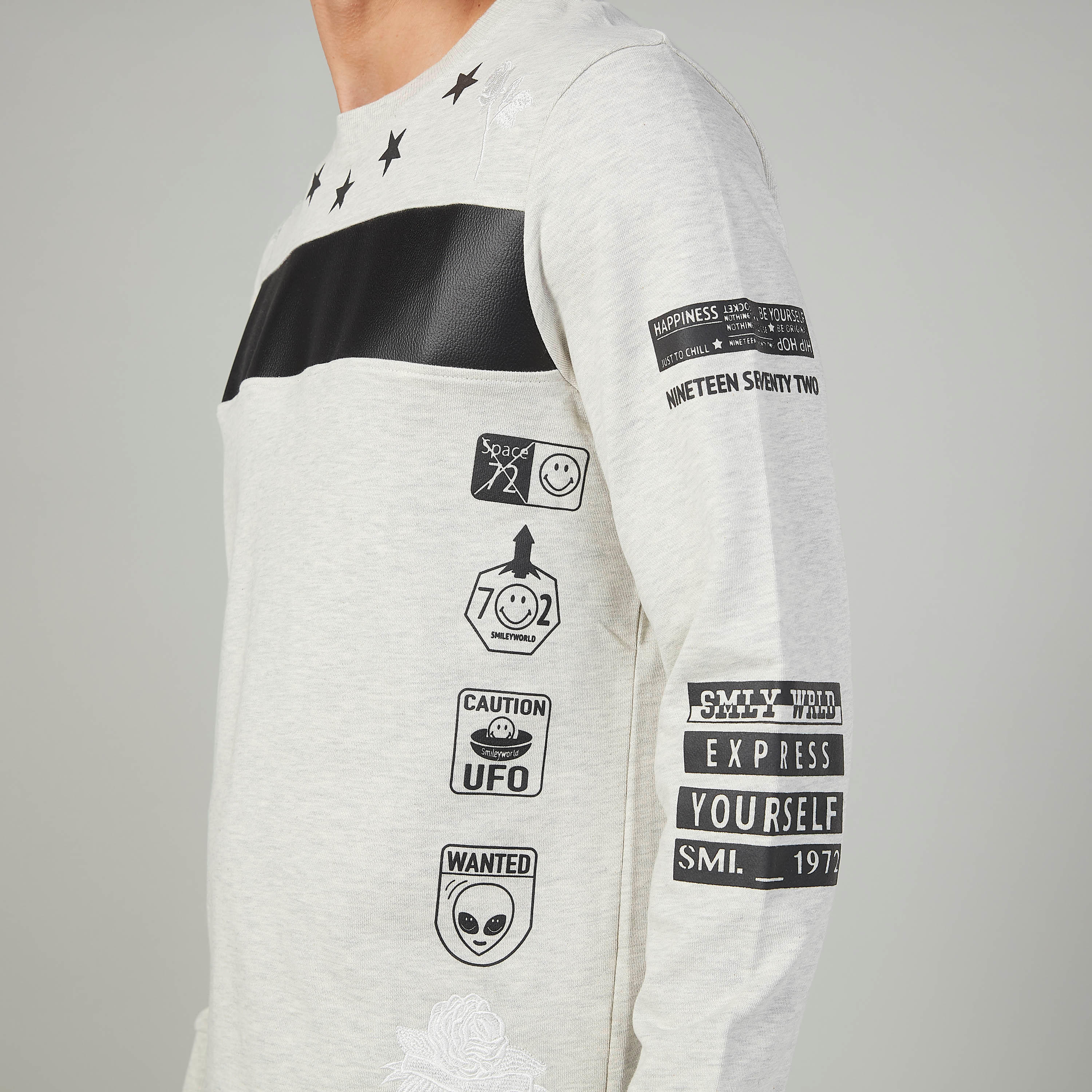 كنزة بياقة مستديرة وأكمام طويلة وطبعات سمايلي وورلد-men-winterwear-hoodiesandsweatshirts-image-3