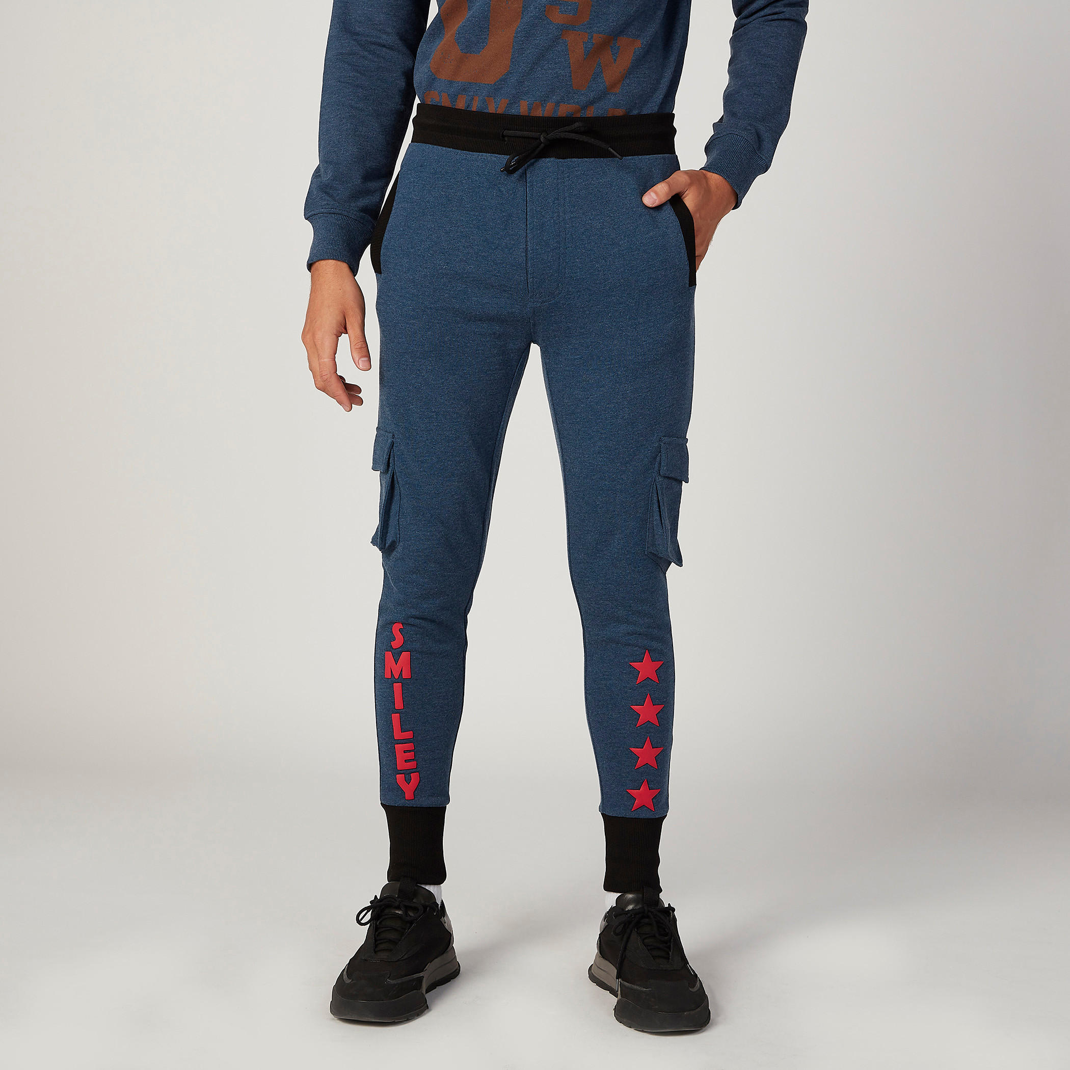 بنطلون رياضي مستدام سليم بخصر منخفض الارتفاع وطبعات سمايلي وورلد-men-clothing-bottoms-joggers-image-1