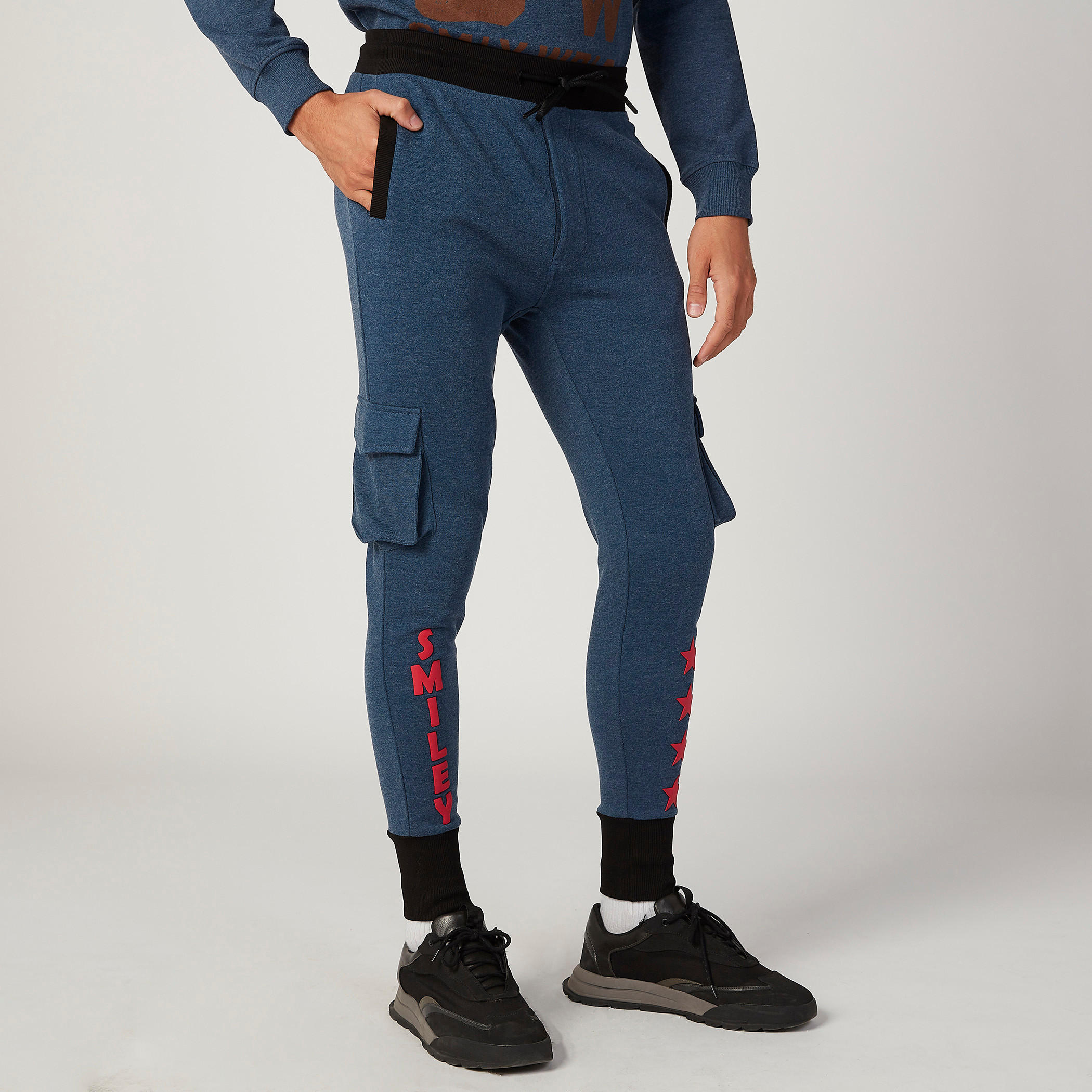 بنطلون رياضي مستدام سليم بخصر منخفض الارتفاع وطبعات سمايلي وورلد-men-clothing-bottoms-joggers-image-4