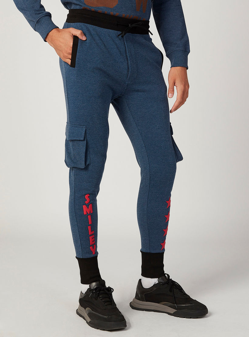 بنطلون رياضي مستدام سليم بخصر منخفض الارتفاع وطبعات سمايلي وورلد-men-clothing-bottoms-joggers-image-4
