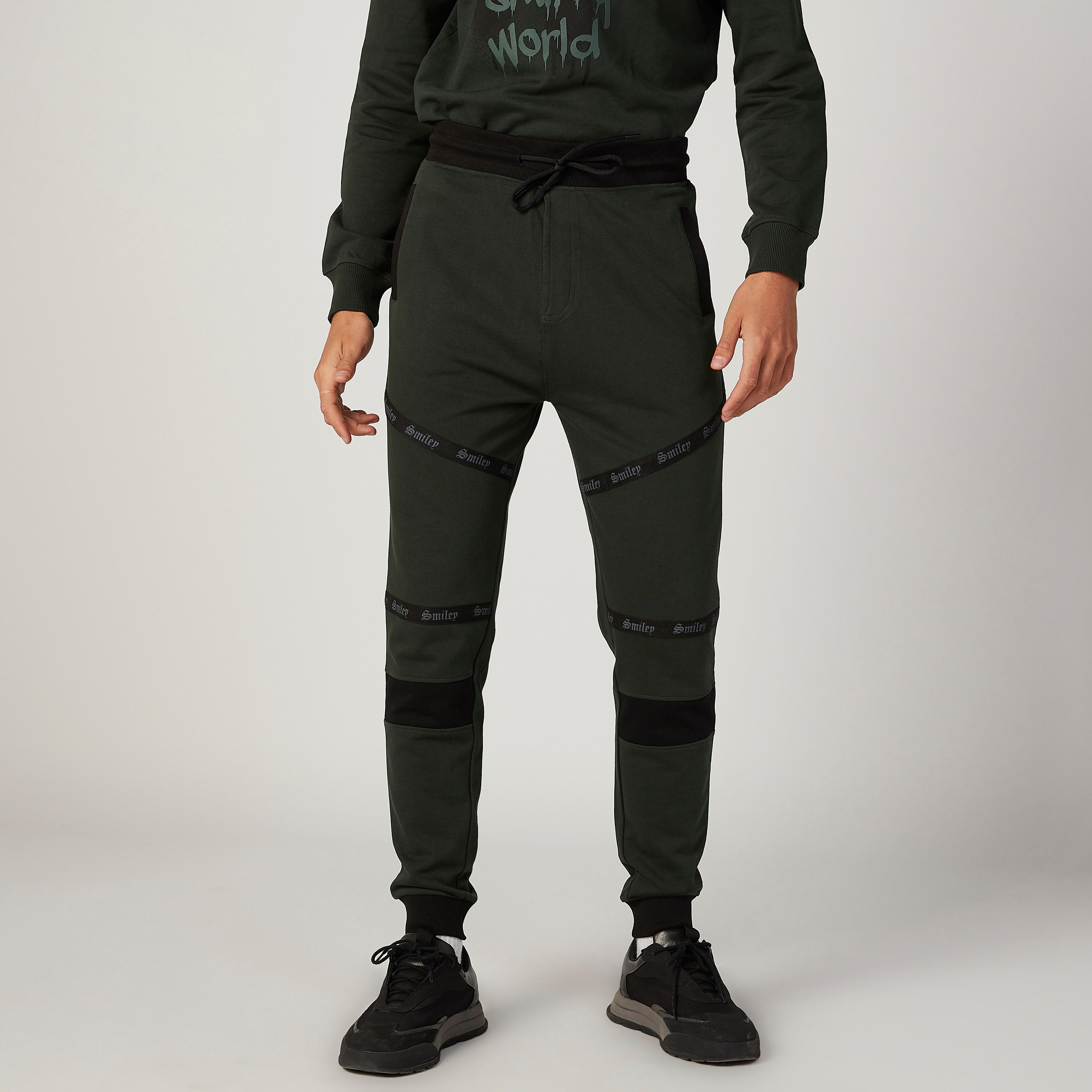بنطلون رياضي مستدام سليم بخصر متوسط الارتفاع وطبعات سمايلي وورلد -men-clothing-bottoms-joggers-image-1