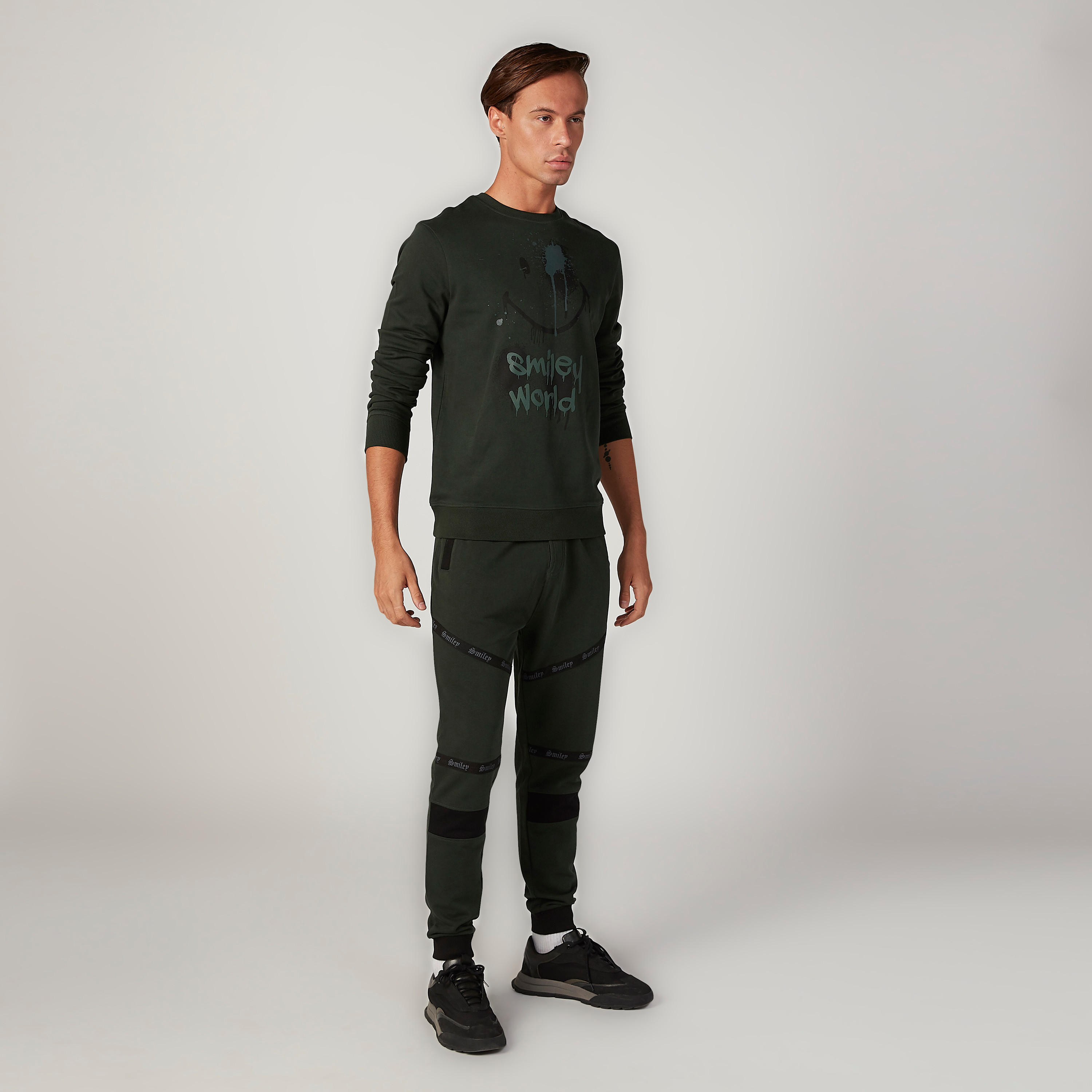 بنطلون رياضي مستدام سليم بخصر متوسط الارتفاع وطبعات سمايلي وورلد -men-clothing-bottoms-joggers-image-2