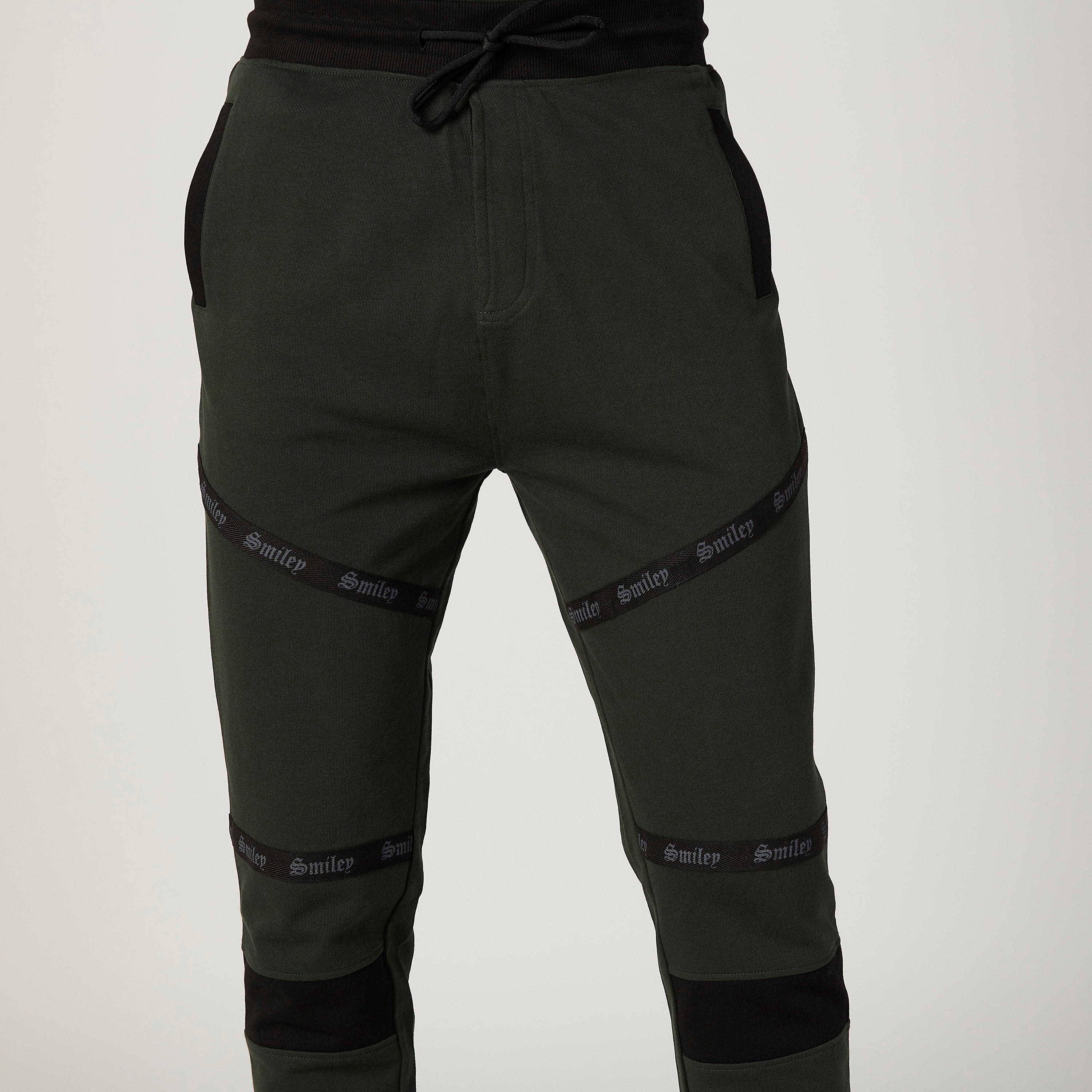 بنطلون رياضي مستدام سليم بخصر متوسط الارتفاع وطبعات سمايلي وورلد -men-clothing-bottoms-joggers-image-3