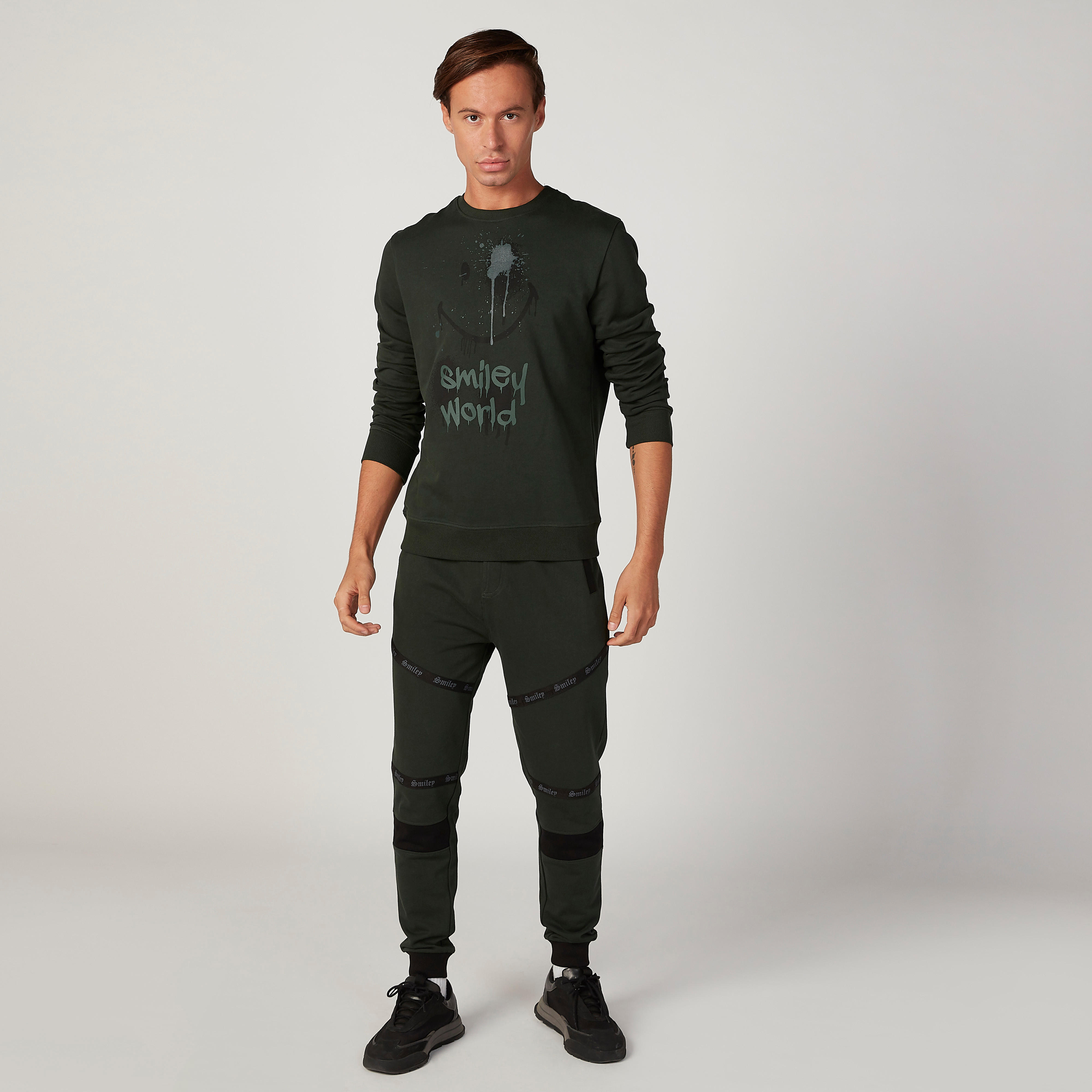 سويت شيرت بياقة ضيّقة وأكمام طويلة وطبعات سمايلي وورلد-men-winterwear-hoodiesandsweatshirts-image-2