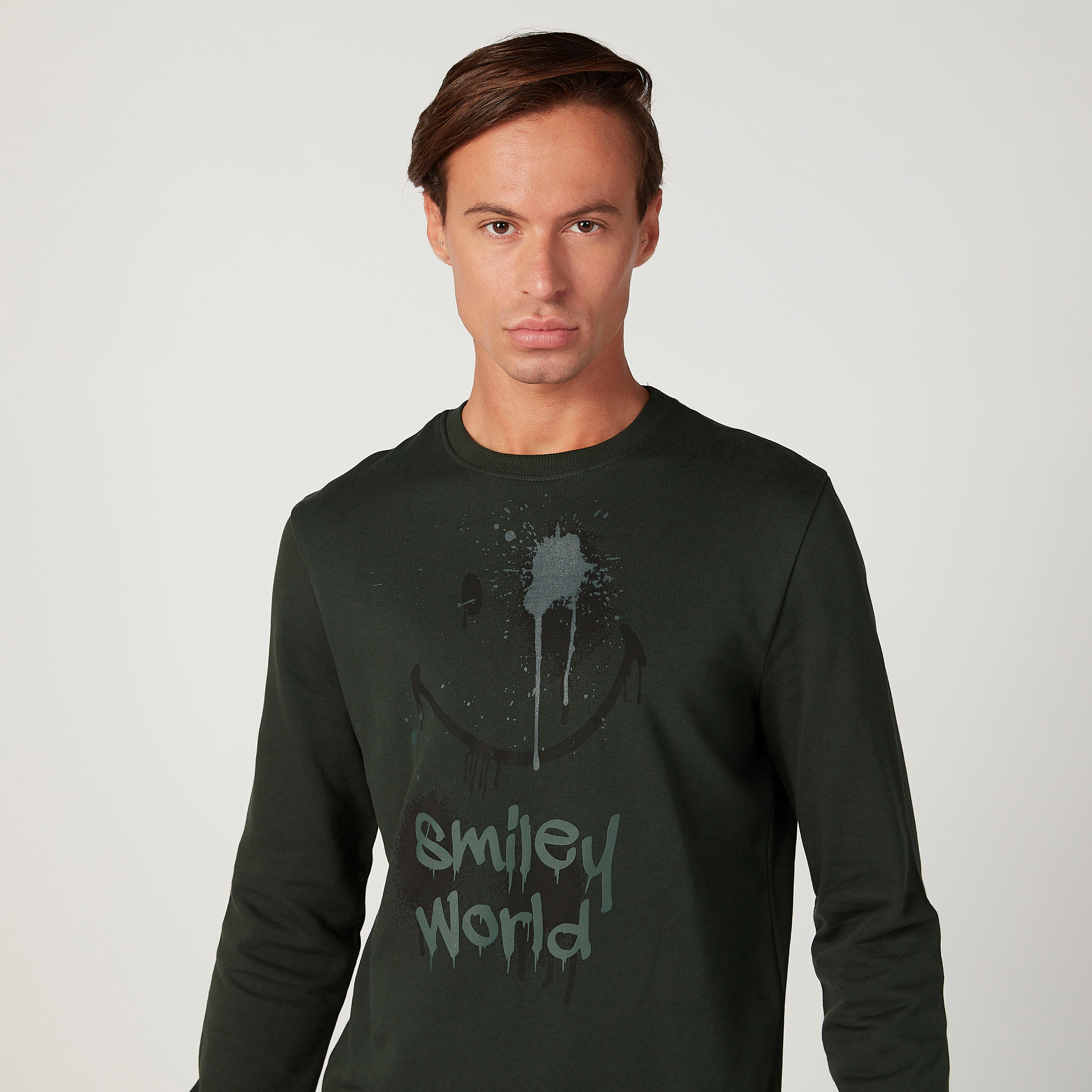 سويت شيرت بياقة ضيّقة وأكمام طويلة وطبعات سمايلي وورلد-men-winterwear-hoodiesandsweatshirts-image-3