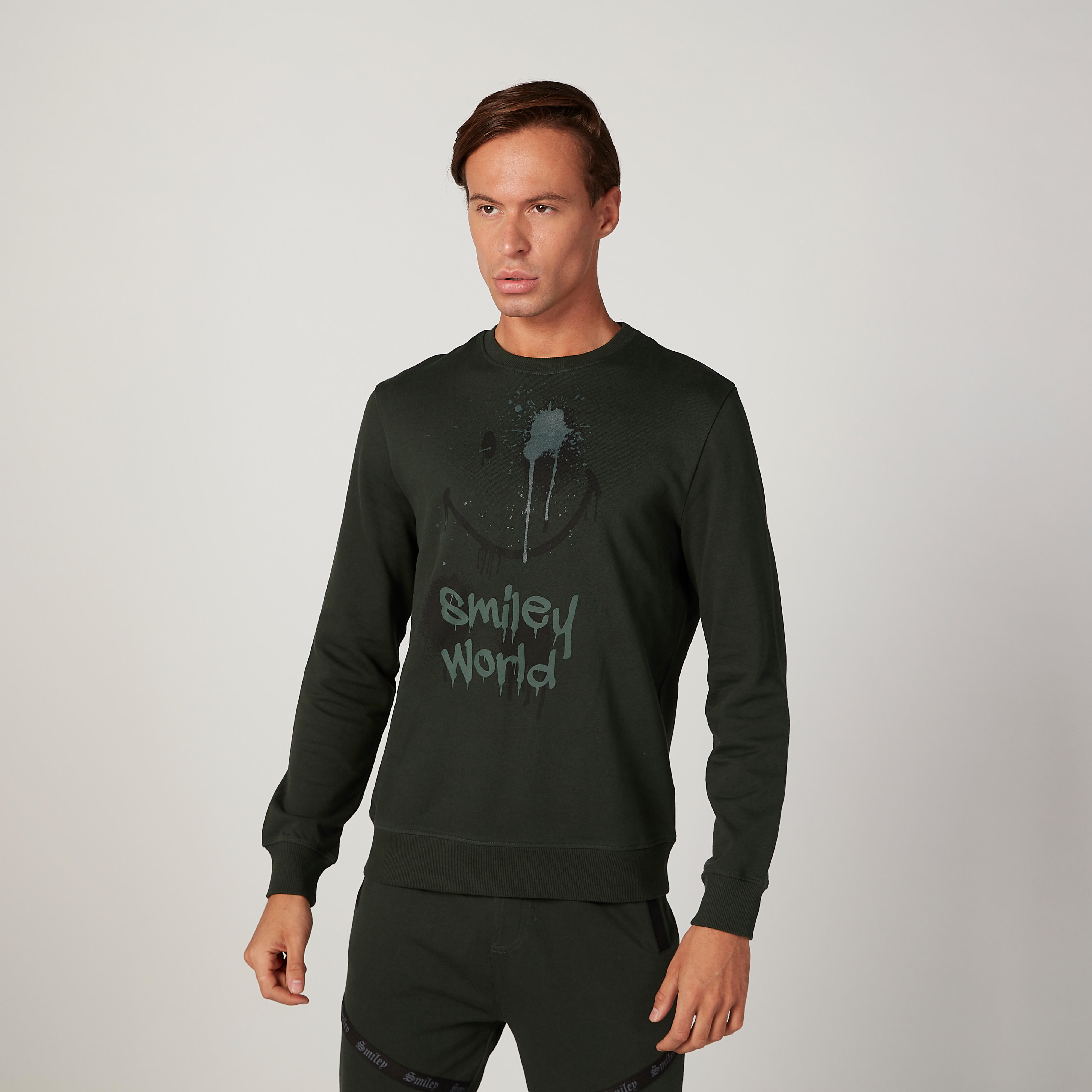 سويت شيرت مستدام بأكمام طويلة وطبعات-men-winterwear-hoodiesandsweatshirts-image-1