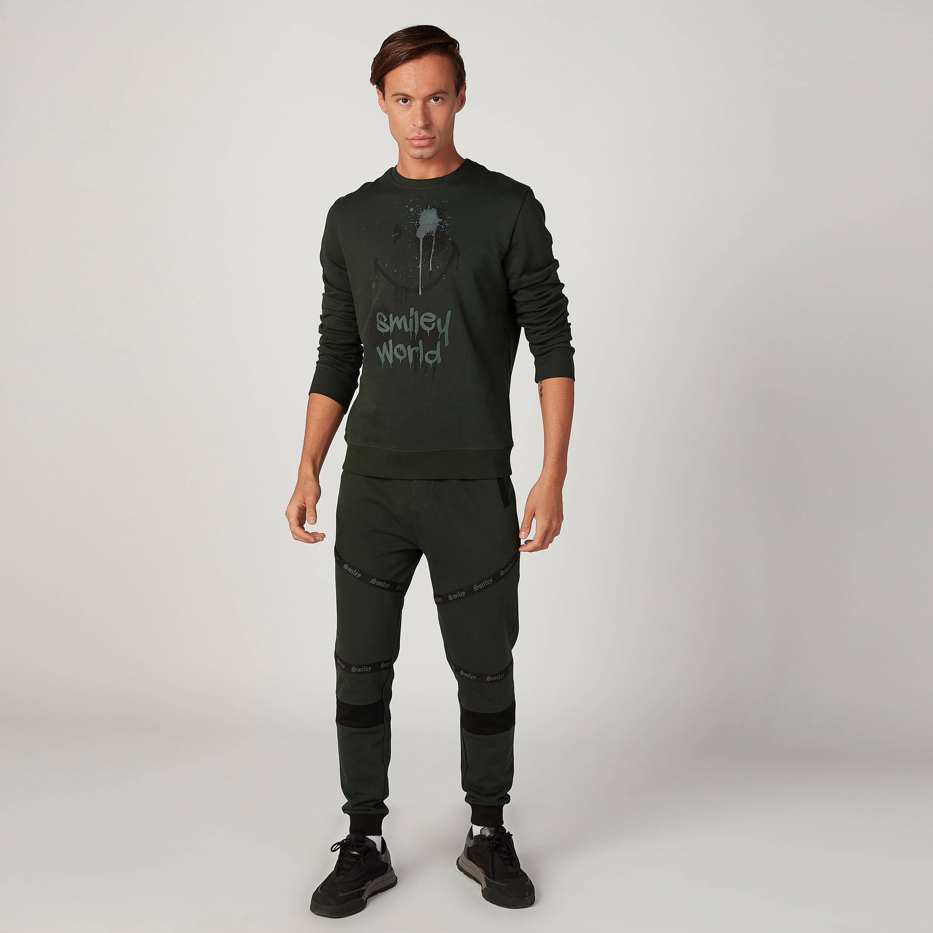 سويت شيرت مستدام بأكمام طويلة وطبعات-men-winterwear-hoodiesandsweatshirts-image-2