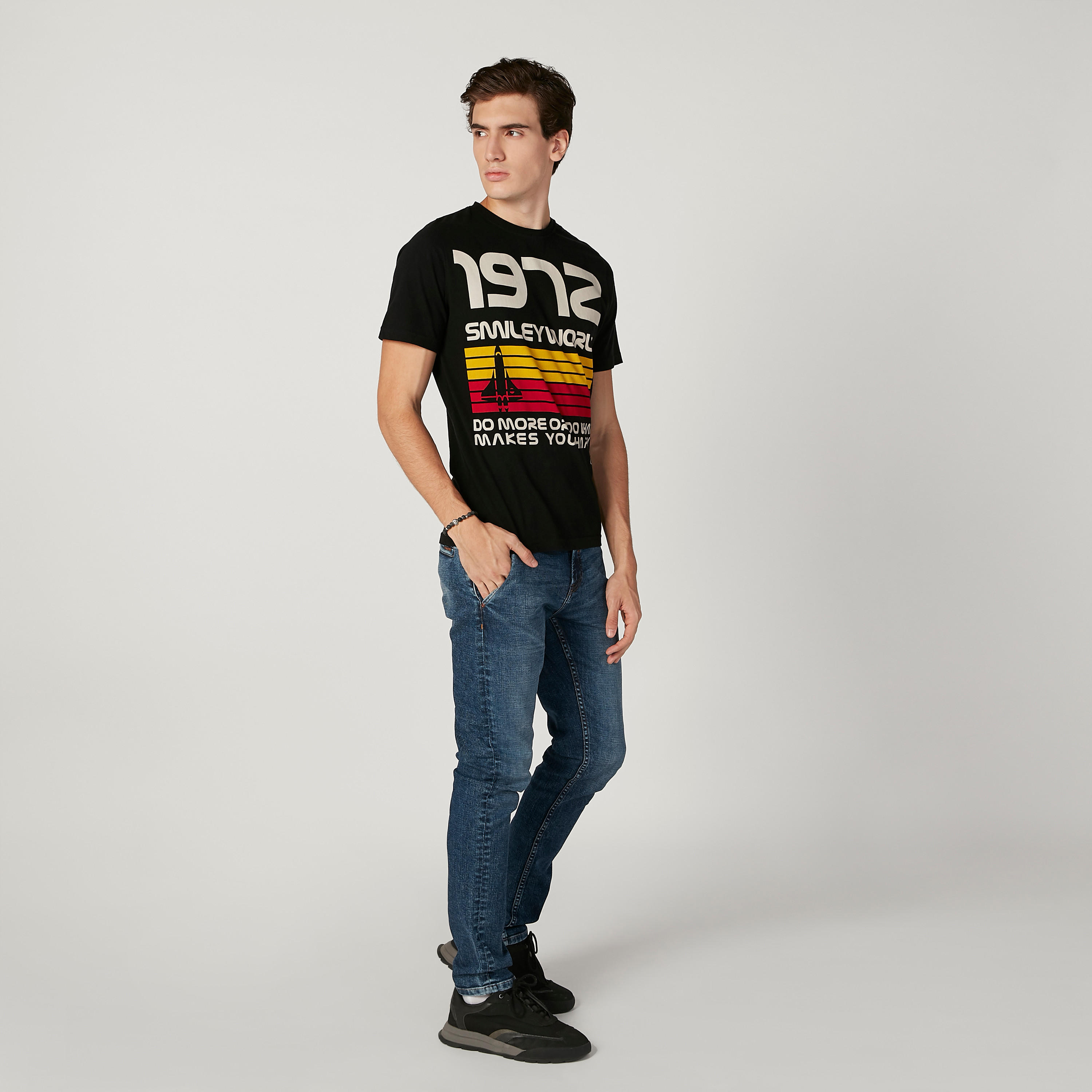 تيشيرت مستدام سليم بياقة ضيّقة وطبعات سمايلي وورلد -men-clothing-tshirtsandpolos-tshirts-image-2