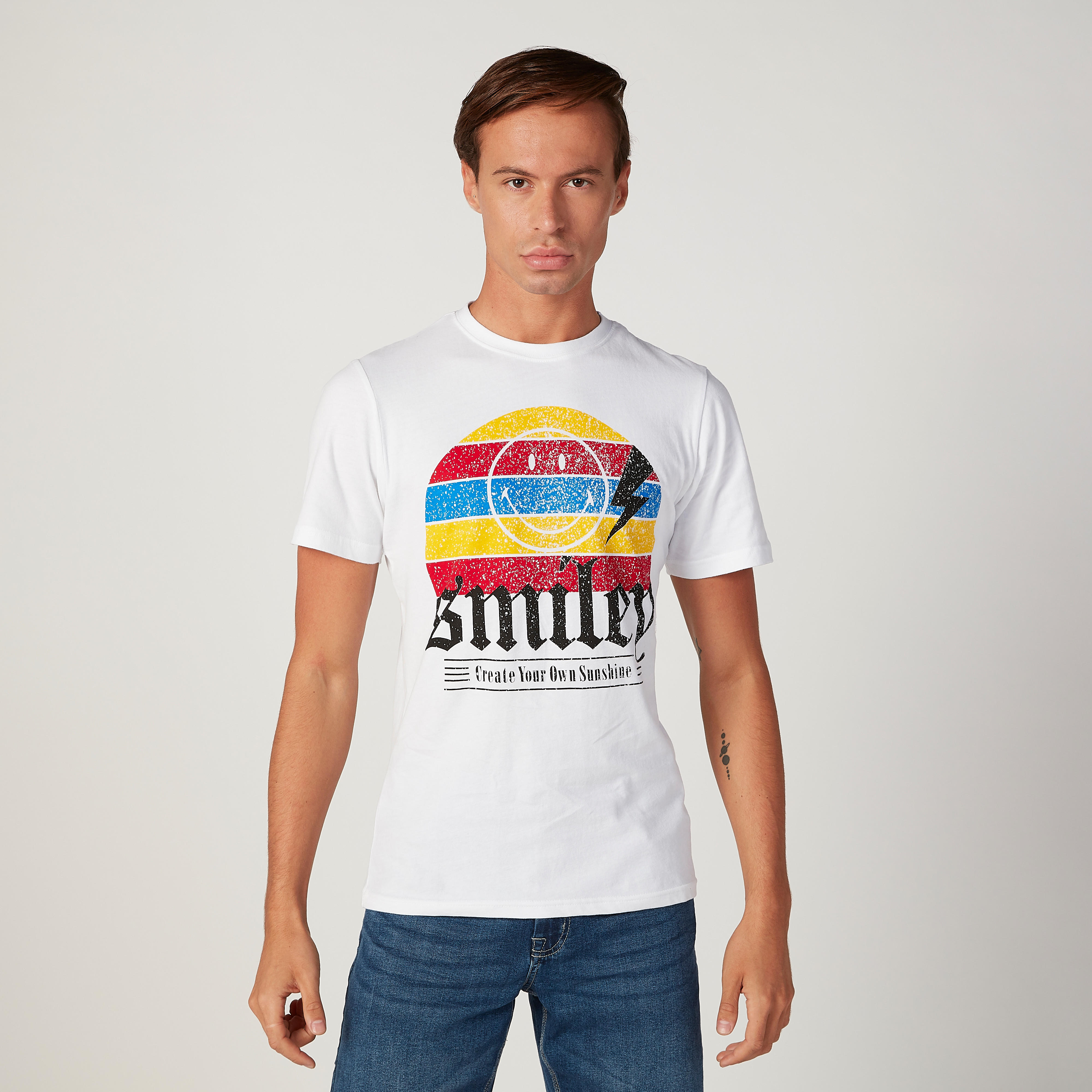 تيشيرت مستدام سليم بياقة ضيّقة وطبعات سمايلي وورلد-men-clothing-tshirtsandpolos-tshirts-image-1