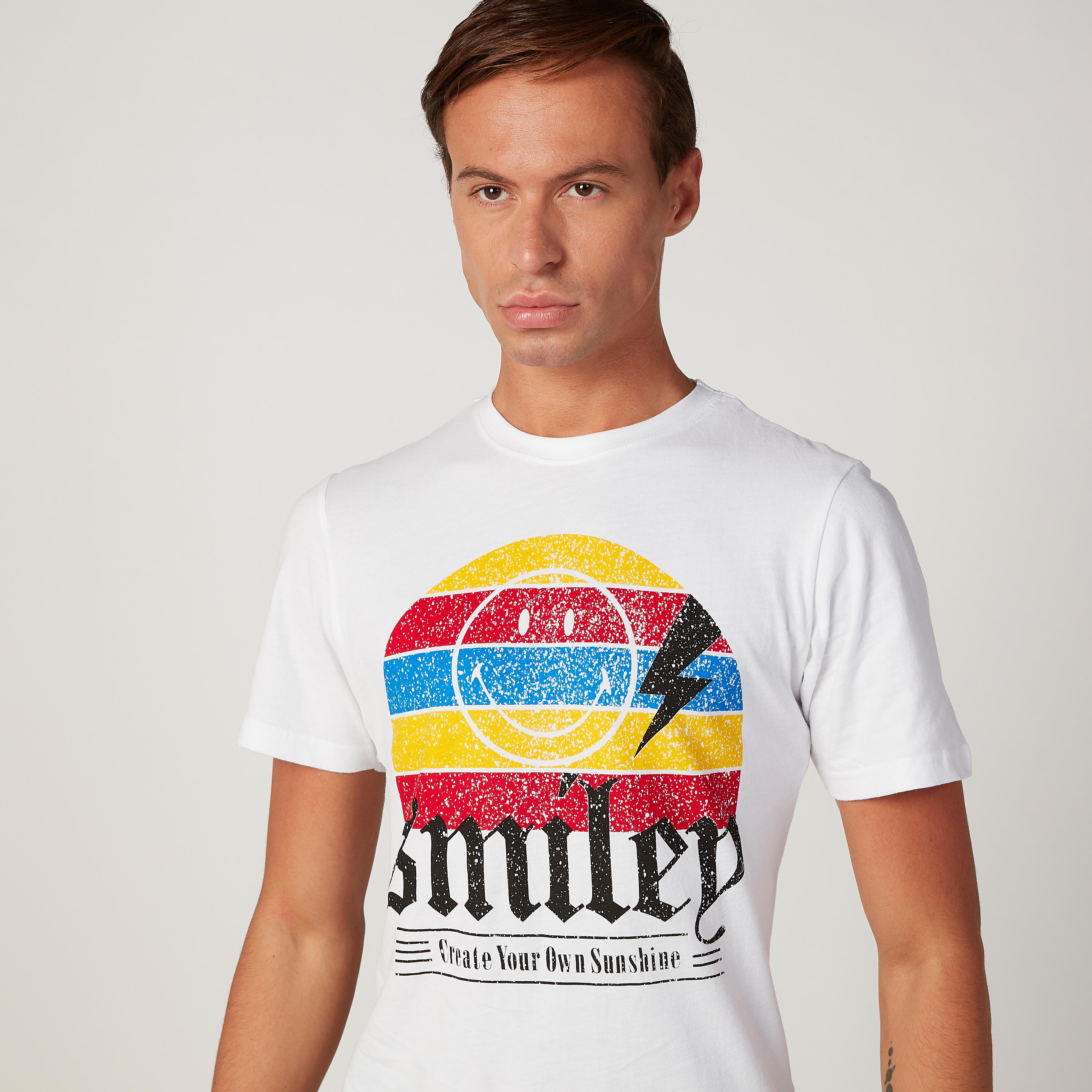 تيشيرت مستدام سليم بياقة ضيّقة وطبعات سمايلي وورلد-men-clothing-tshirtsandpolos-tshirts-image-3