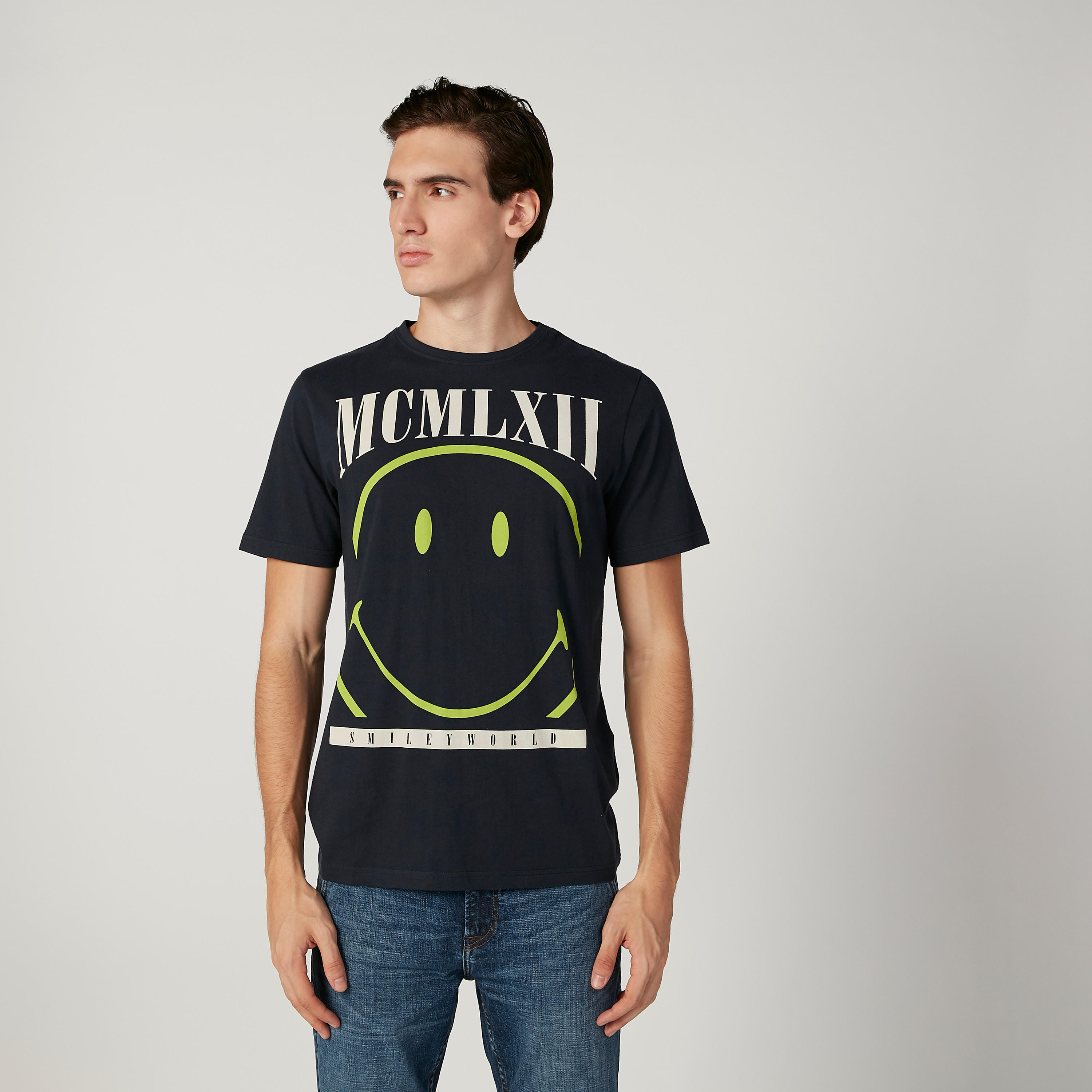 تيشيرت مستدام سليم بياقة ضيّقة وطبعات سمايلي وورلد -men-clothing-tshirtsandpolos-tshirts-image-1