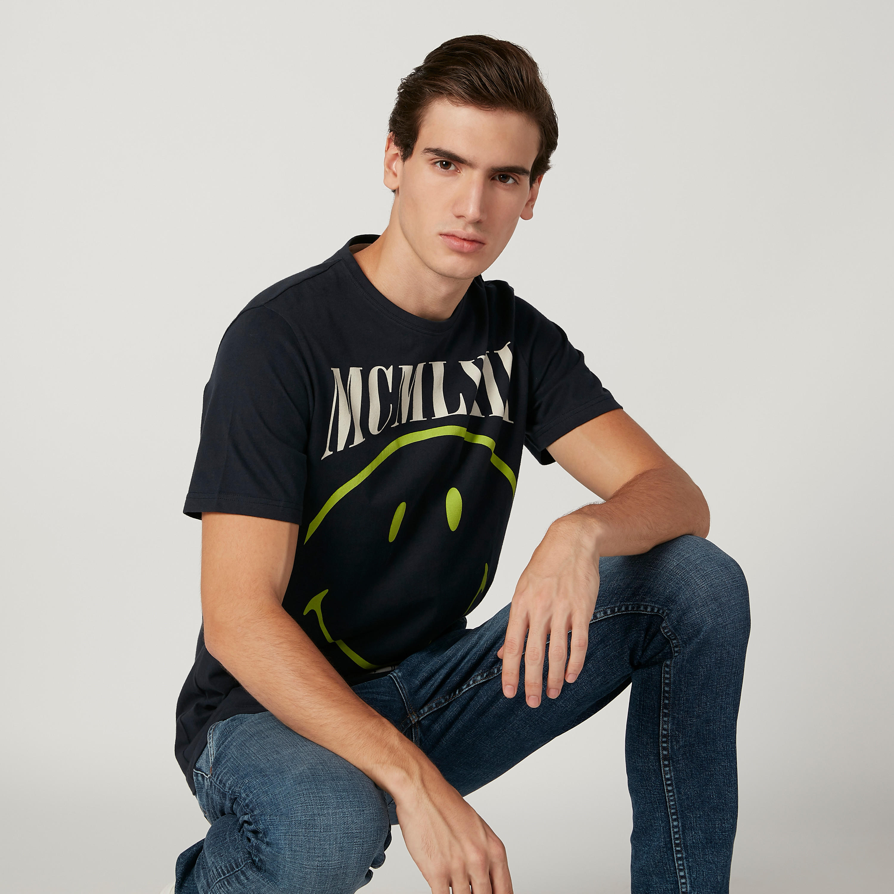 تيشيرت مستدام سليم بياقة ضيّقة وطبعات سمايلي وورلد -men-clothing-tshirtsandpolos-tshirts-image-2