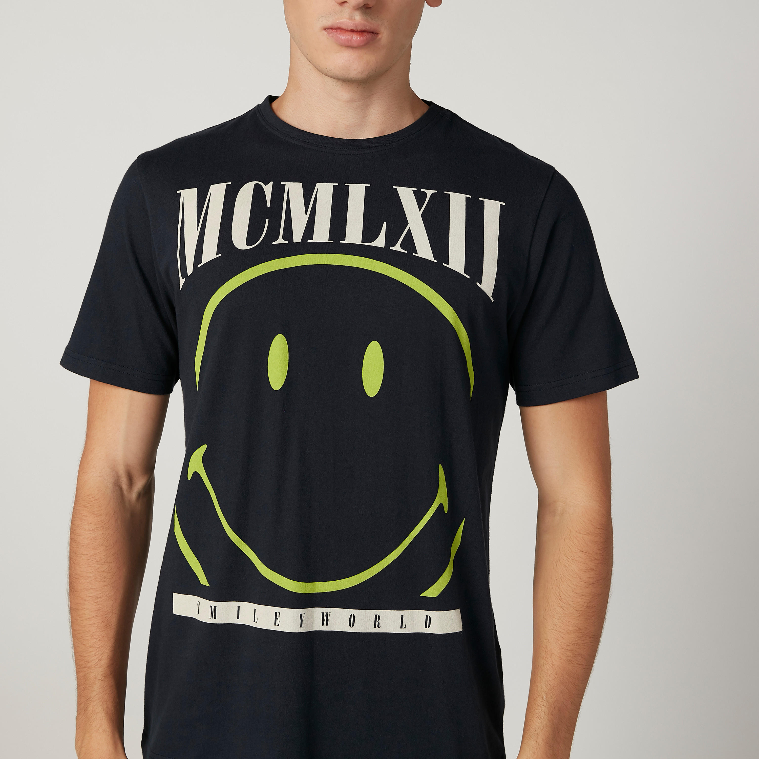 تيشيرت مستدام سليم بياقة ضيّقة وطبعات سمايلي وورلد -men-clothing-tshirtsandpolos-tshirts-image-3