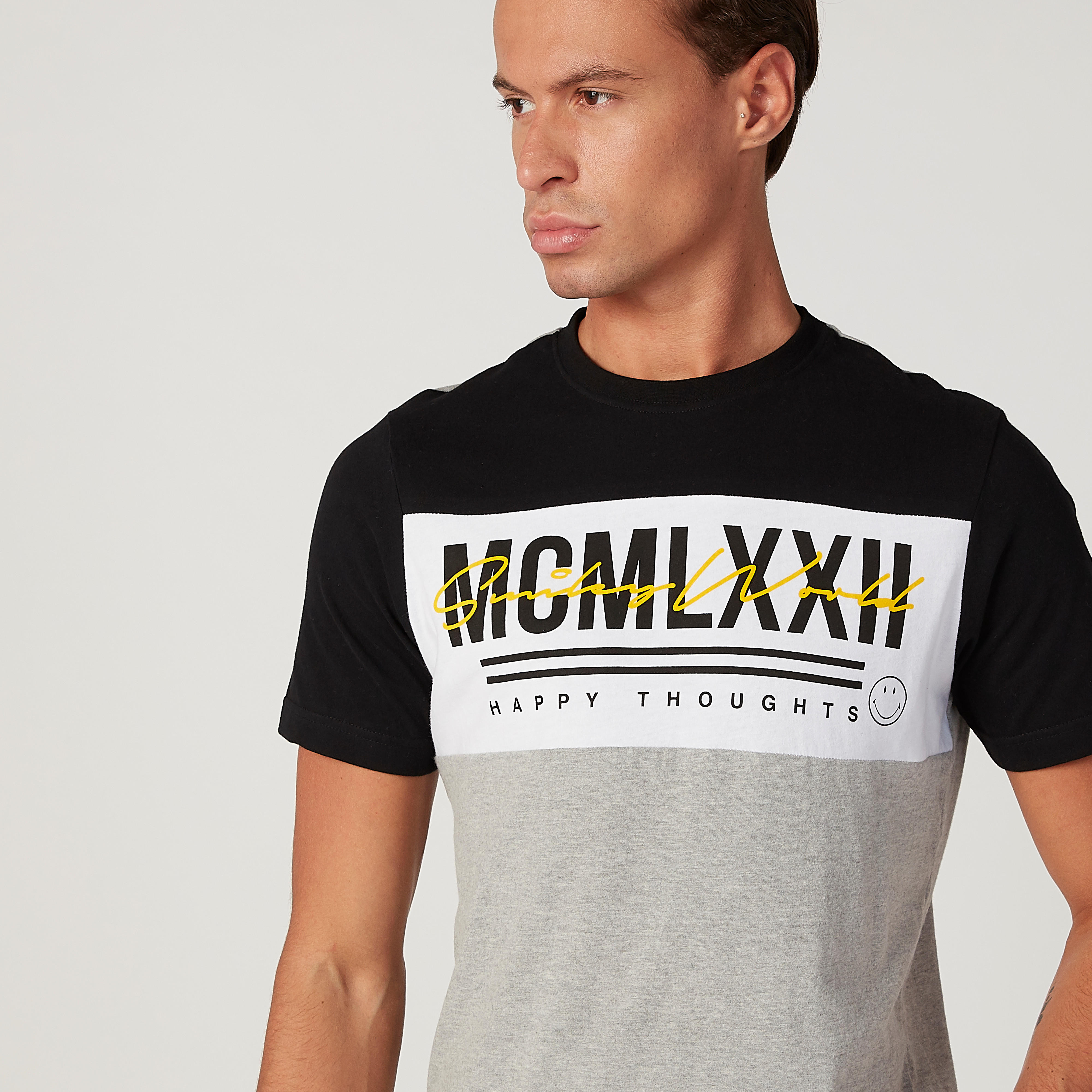 تيشيرت مستدام سليم بياقة ضيّقة وطبعات سمايلي وورلد -men-clothing-tshirtsandpolos-tshirts-image-3