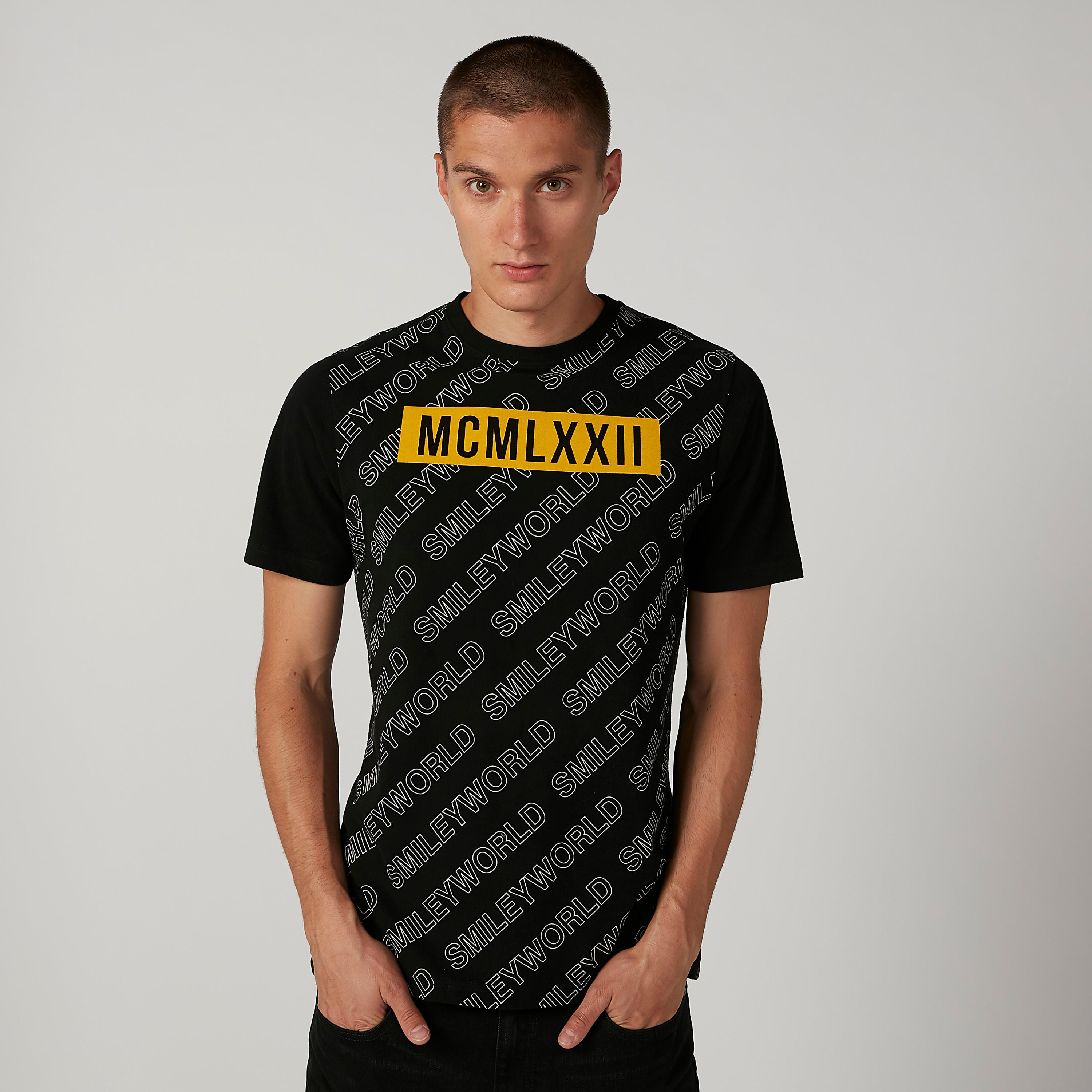 تيشيرت مستدام سليم بياقة ضيّقة وطبعات سمايلي وورلد-men-clothing-tshirtsandpolos-tshirts-image-1