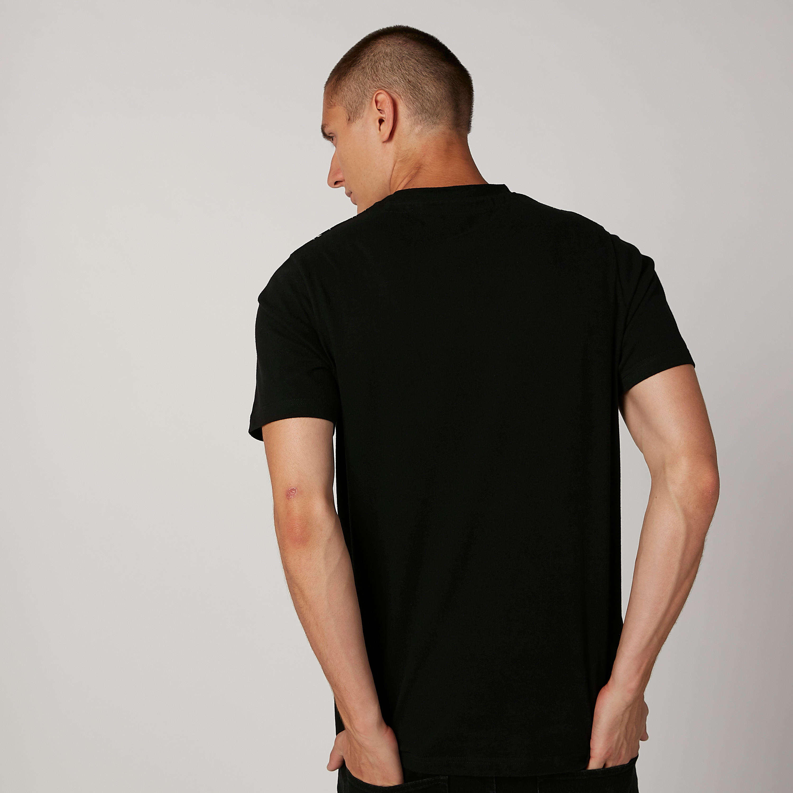 تيشيرت مستدام سليم بياقة ضيّقة وطبعات سمايلي وورلد-men-clothing-tshirtsandpolos-tshirts-image-2