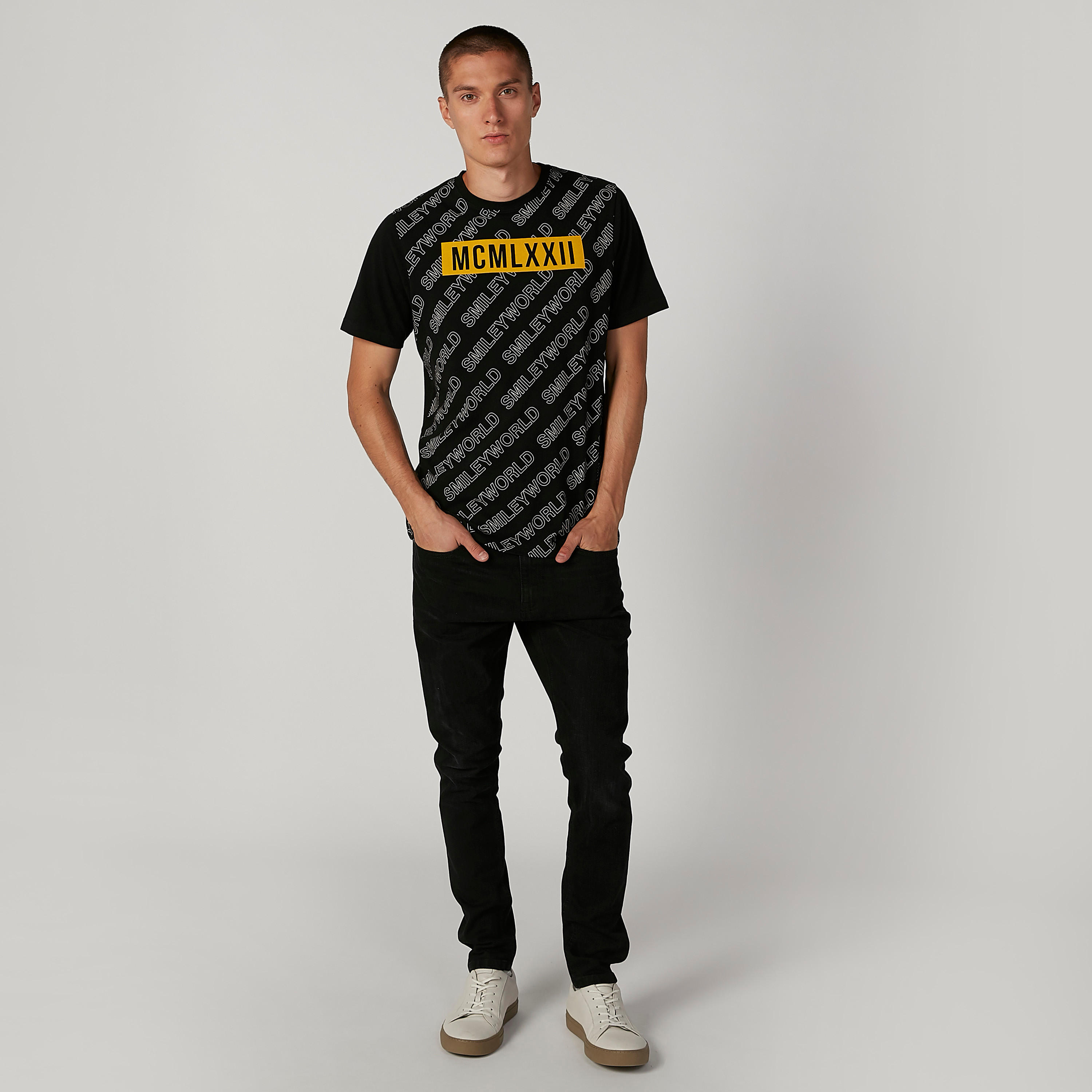 تيشيرت مستدام سليم بياقة ضيّقة وطبعات سمايلي وورلد-men-clothing-tshirtsandpolos-tshirts-image-3