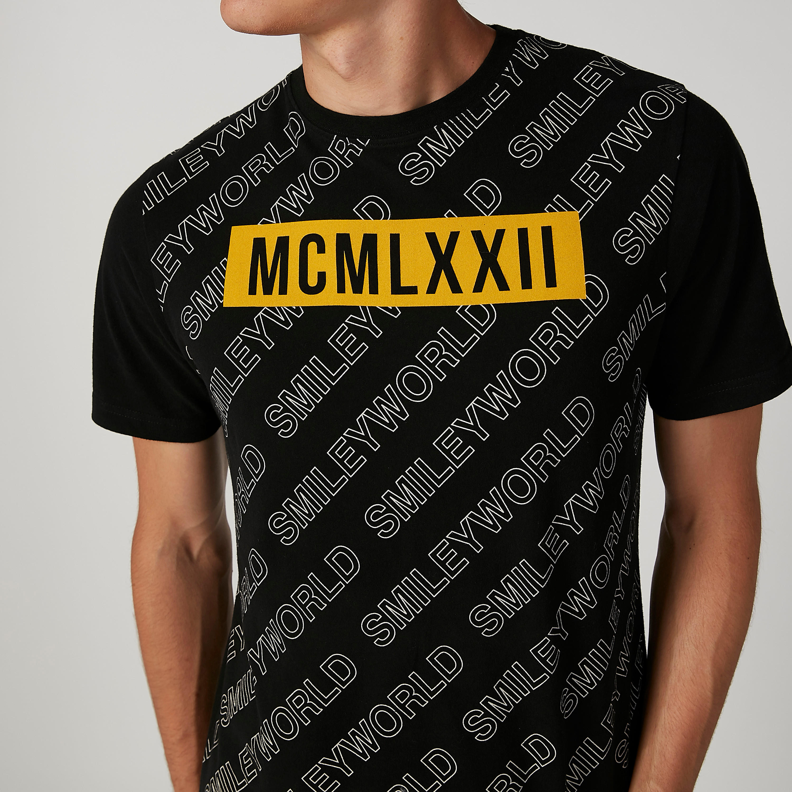 تيشيرت مستدام سليم بياقة ضيّقة وطبعات سمايلي وورلد-men-clothing-tshirtsandpolos-tshirts-image-4