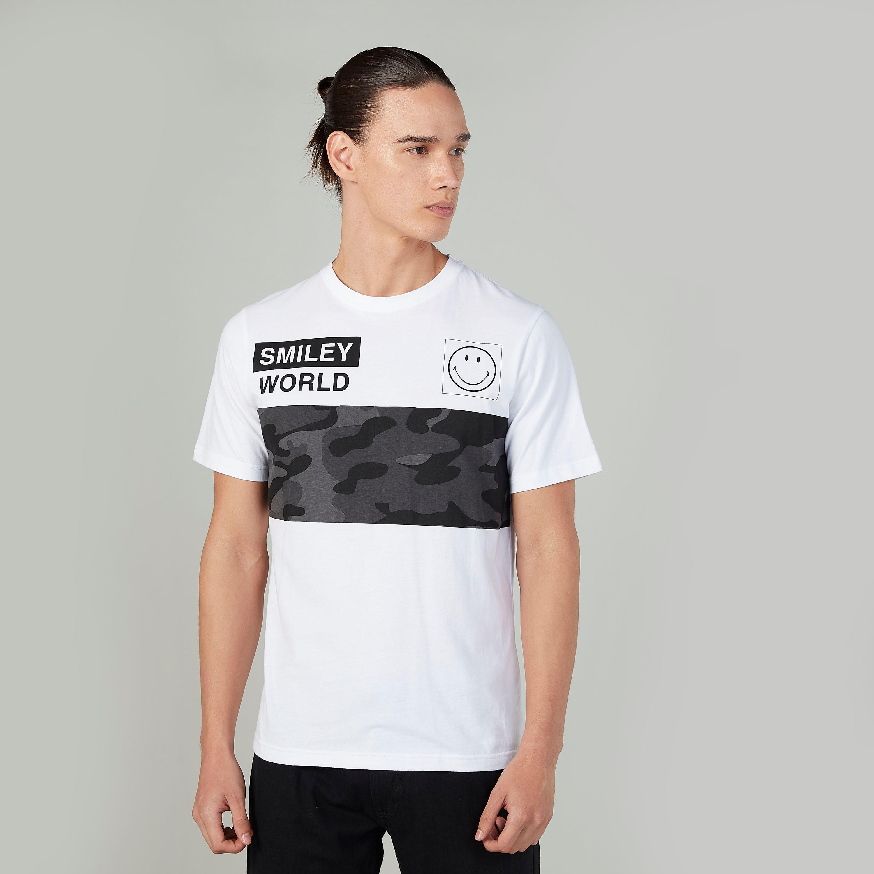 تيشيرت مستدام سليم  بياقة مستديرة وطبعات سمايلي وورلد -men-clothing-tshirtsandpolos-tshirts-image-1
