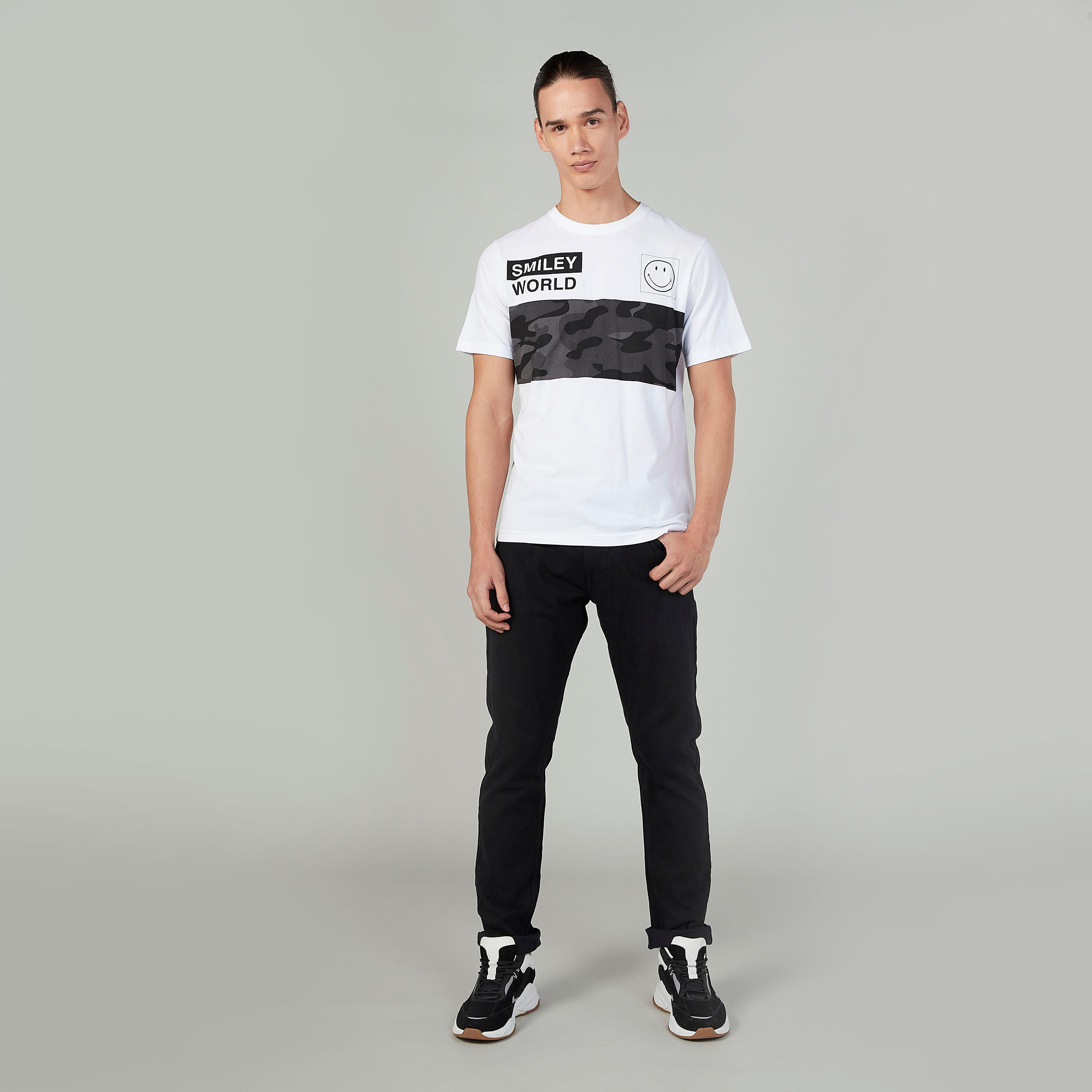 تيشيرت مستدام سليم  بياقة مستديرة وطبعات سمايلي وورلد -men-clothing-tshirtsandpolos-tshirts-image-2