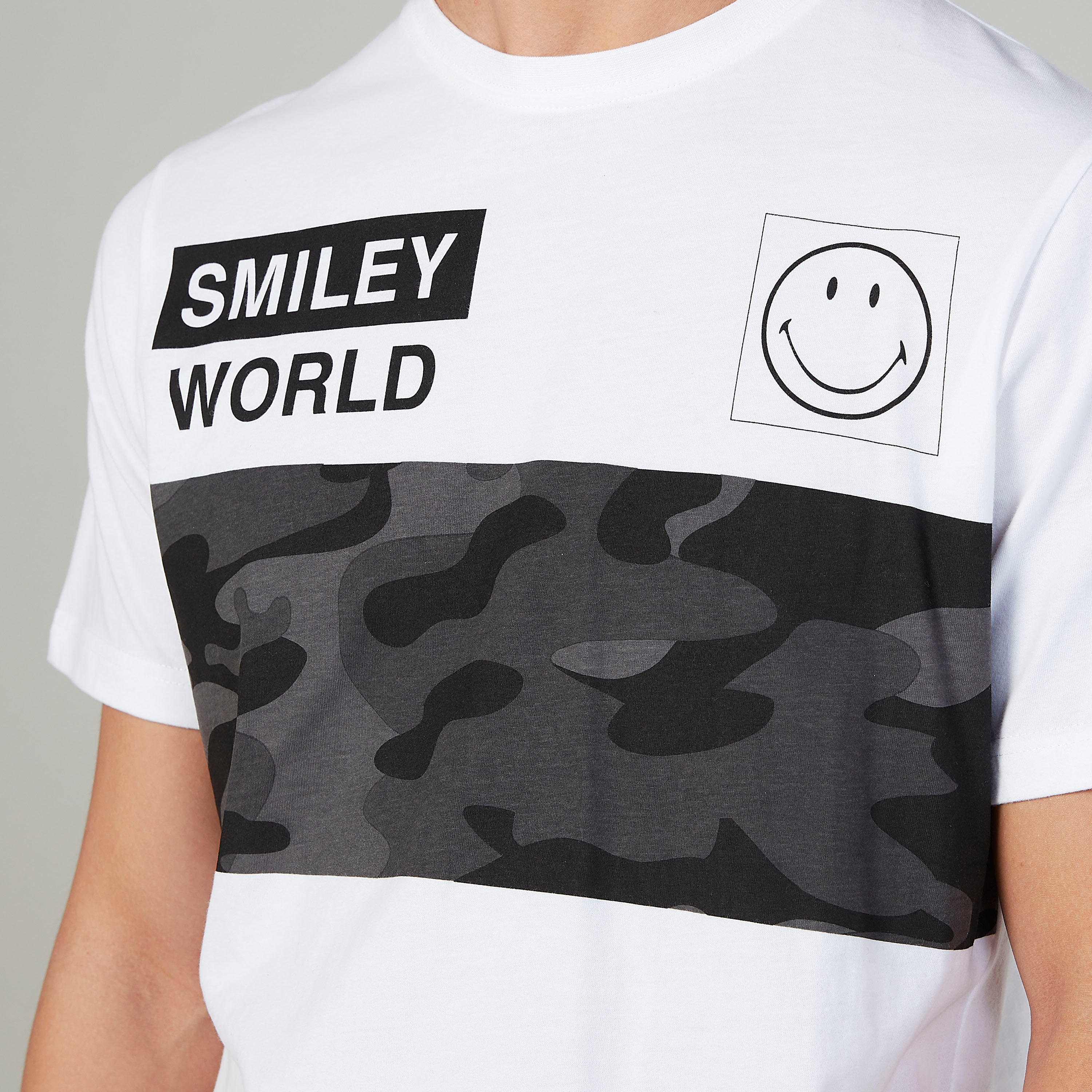 تيشيرت مستدام سليم  بياقة مستديرة وطبعات سمايلي وورلد -men-clothing-tshirtsandpolos-tshirts-image-3