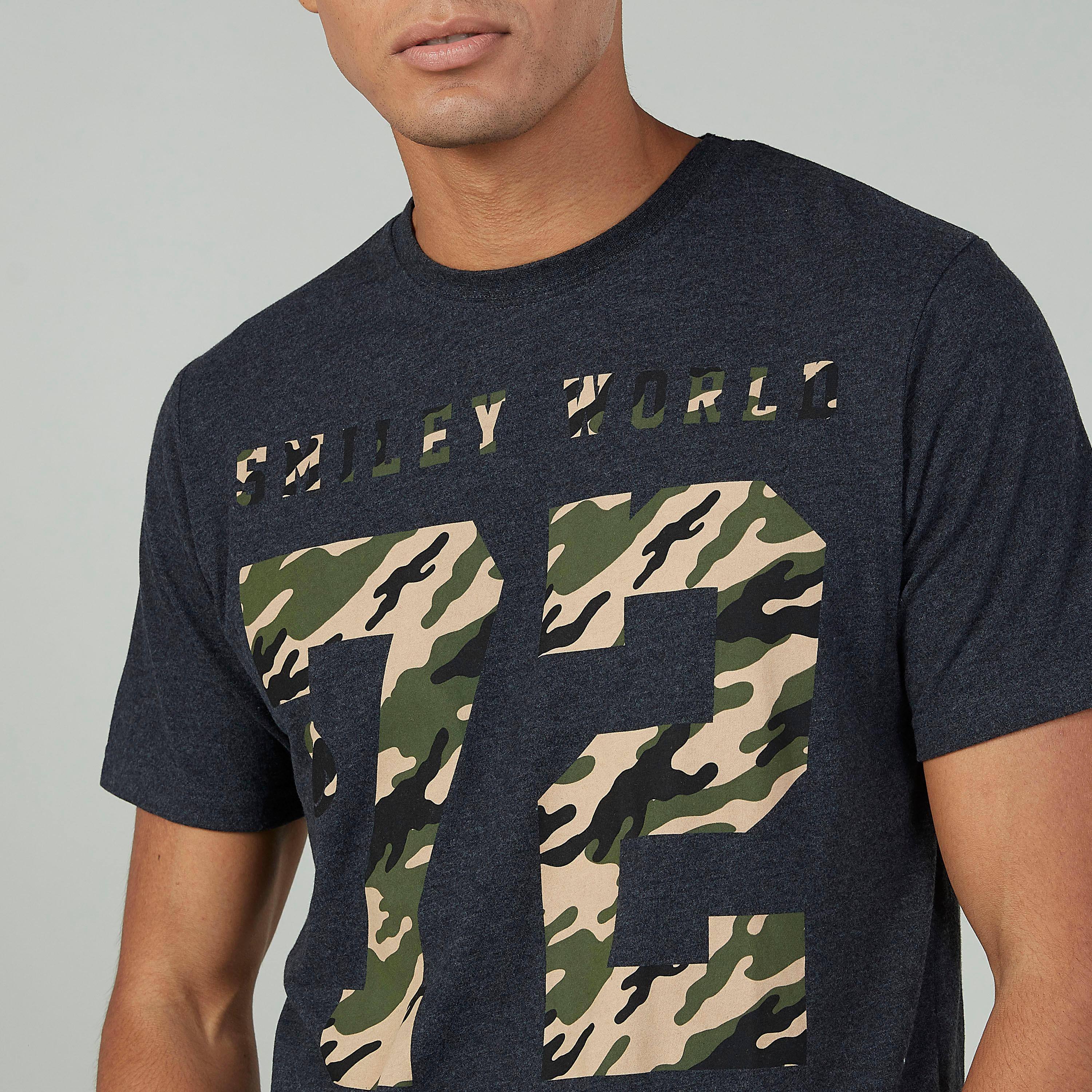 تيشيرت مستدام سليم بياقة ضيّقة وأكمام قصيرة وطبعات  -men-clothing-tshirtsandpolos-tshirts-image-3