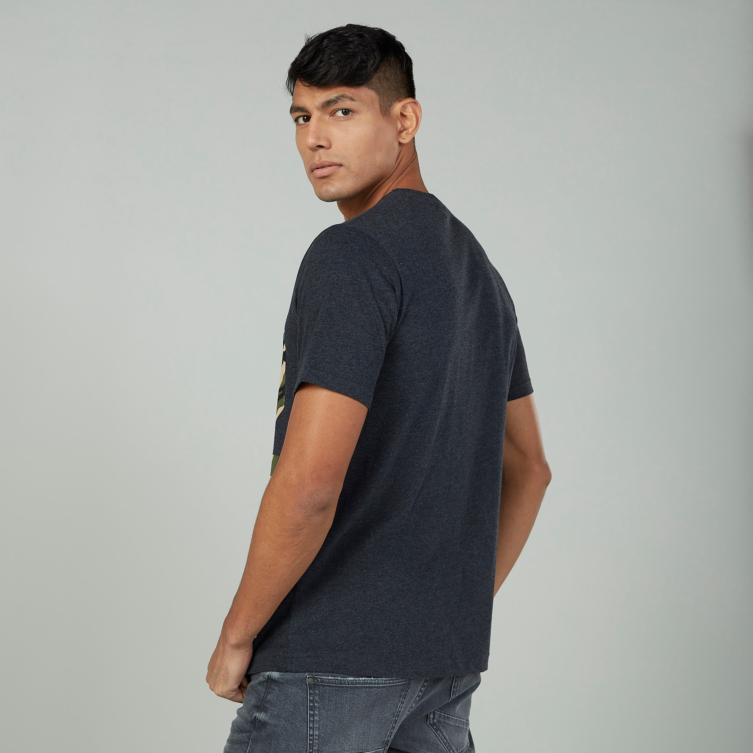 تيشيرت مستدام سليم بياقة ضيّقة وأكمام قصيرة وطبعات  -men-clothing-tshirtsandpolos-tshirts-image-4