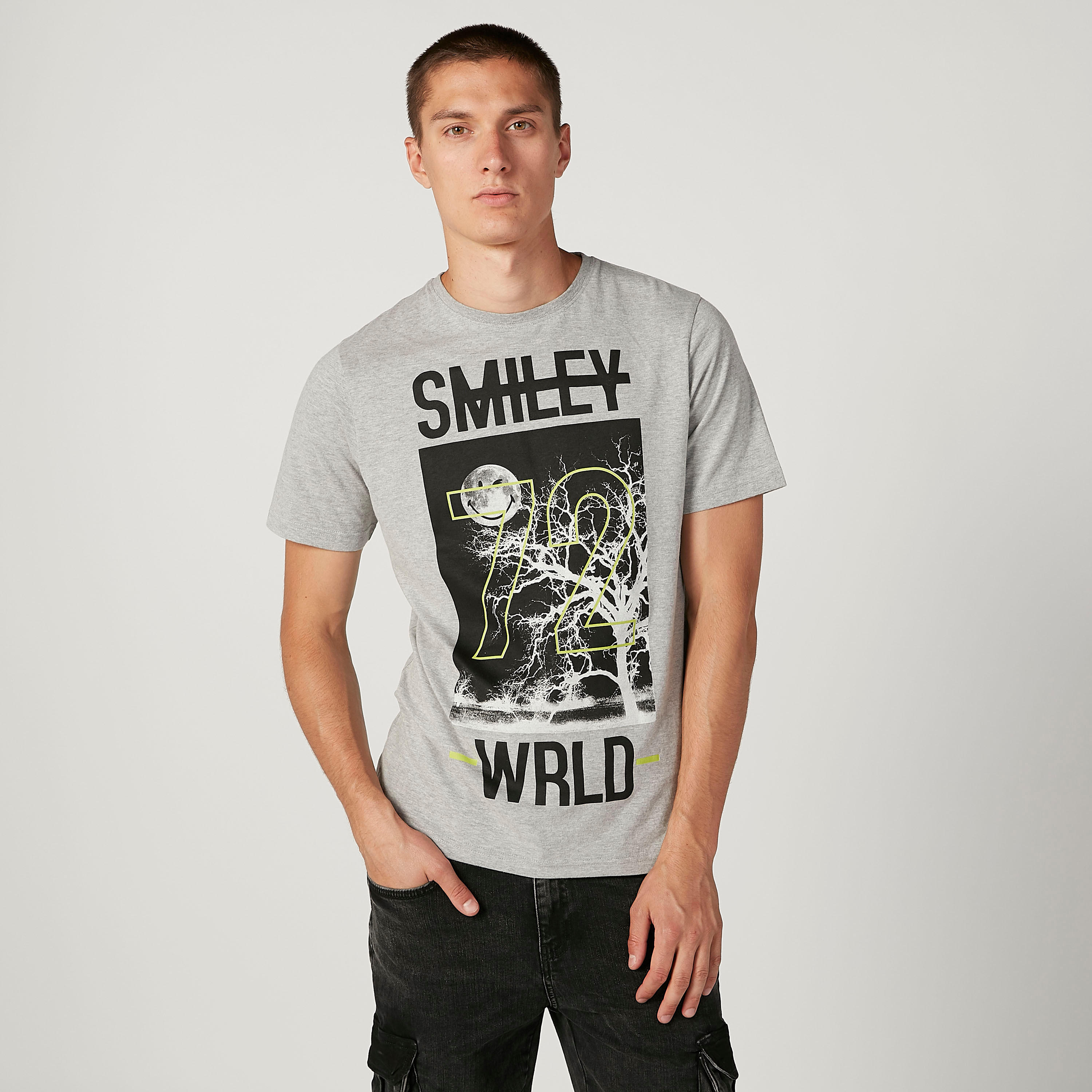 تيشيرت مستدام سليم بياقة ضيّقة وطبعات سمايلي وورلد -men-clothing-tshirtsandpolos-tshirts-image-1