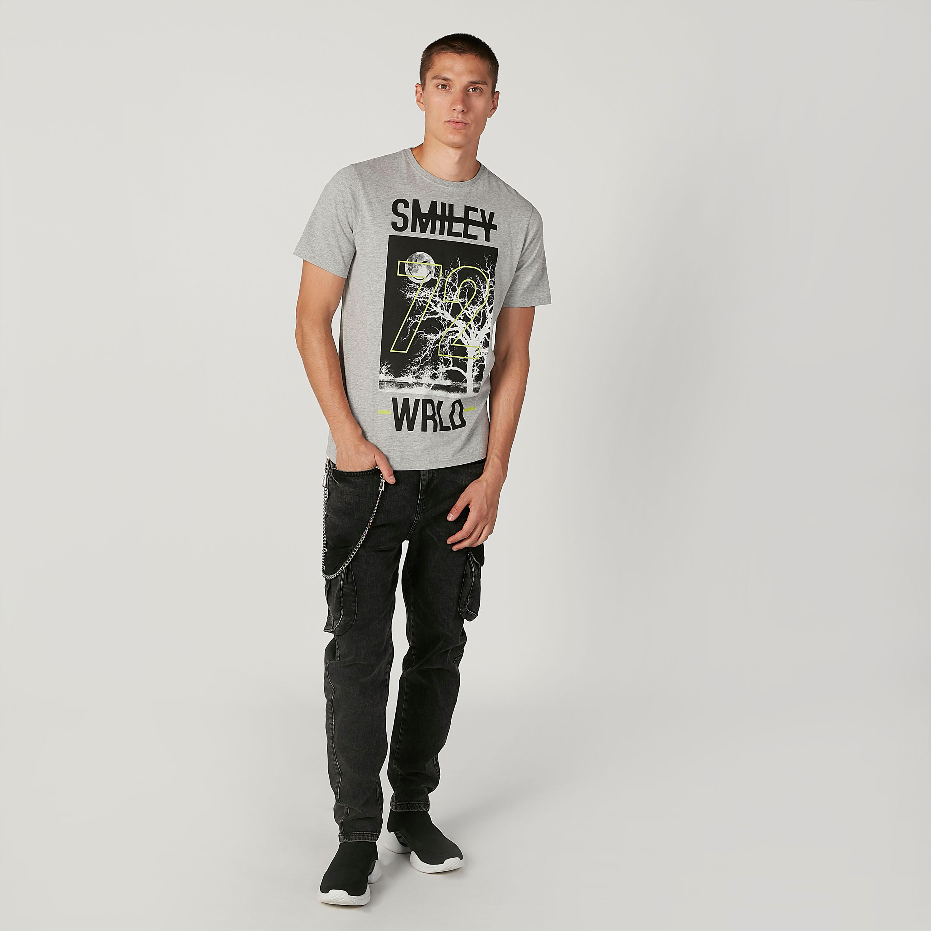 تيشيرت مستدام سليم بياقة ضيّقة وطبعات سمايلي وورلد -men-clothing-tshirtsandpolos-tshirts-image-2