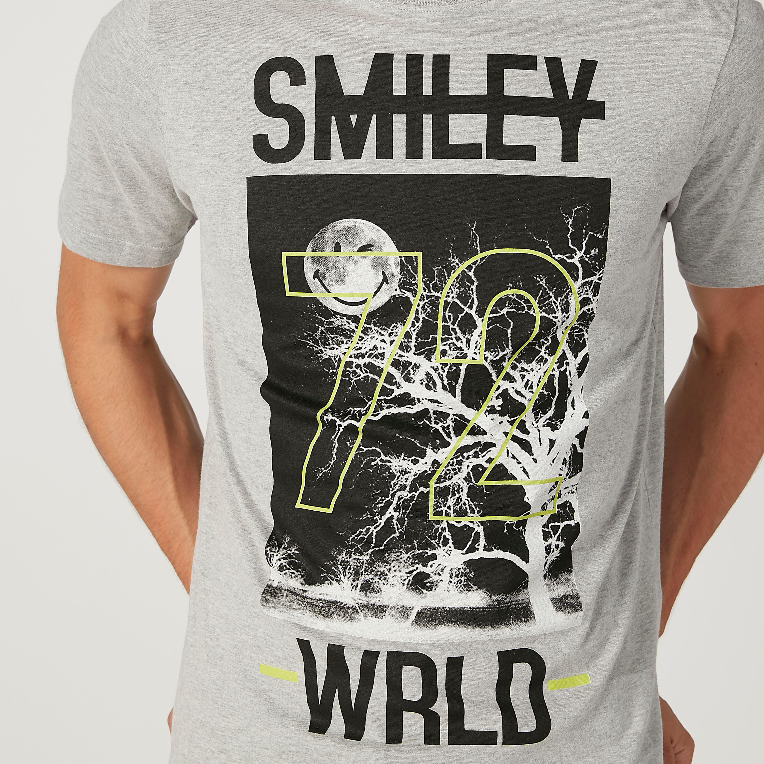 تيشيرت مستدام سليم بياقة ضيّقة وطبعات سمايلي وورلد -men-clothing-tshirtsandpolos-tshirts-image-3