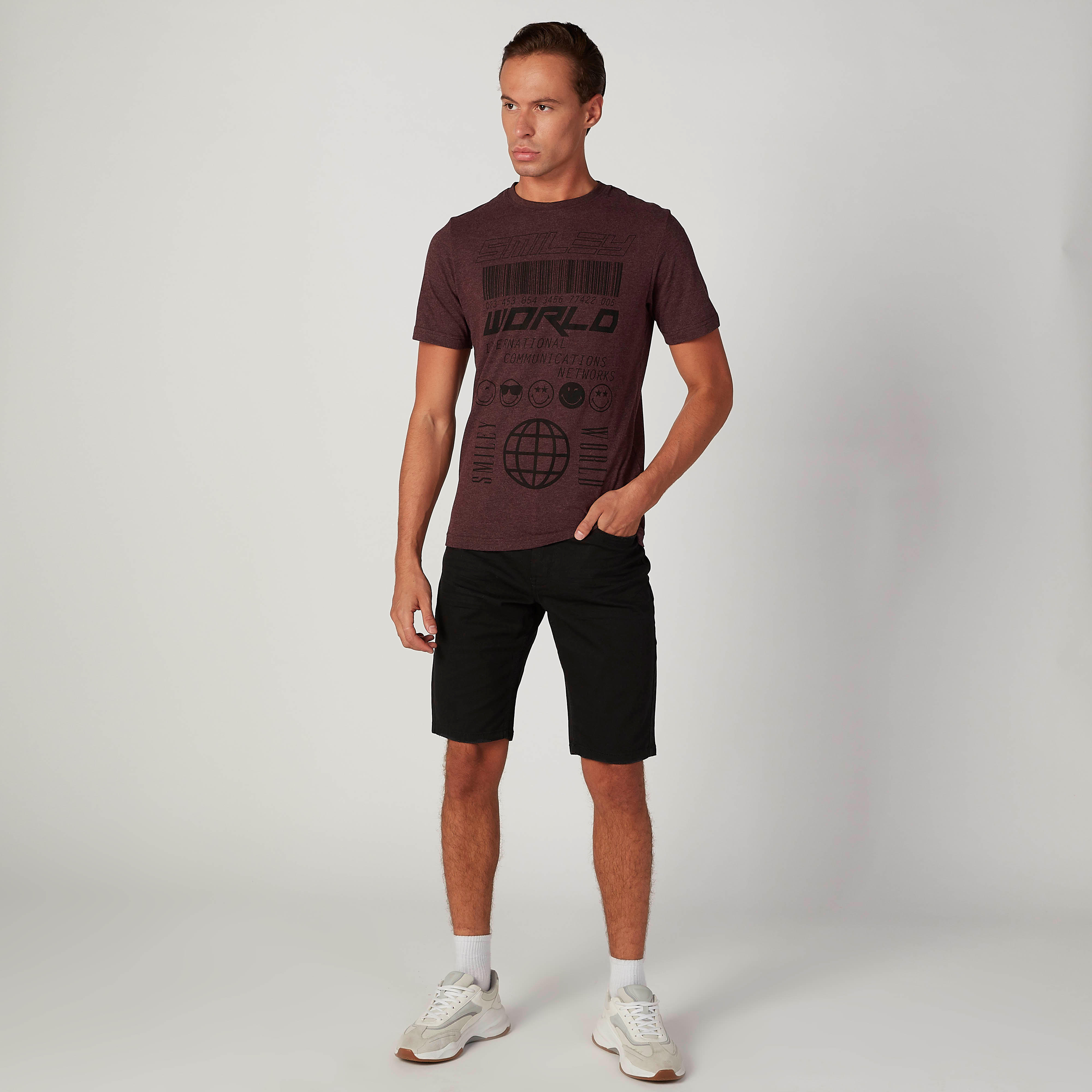 تيشيرت مستدام سليم بياقة ضيّقة وطبعات سمايلي وورلد -men-clothing-tshirtsandpolos-tshirts-image-2