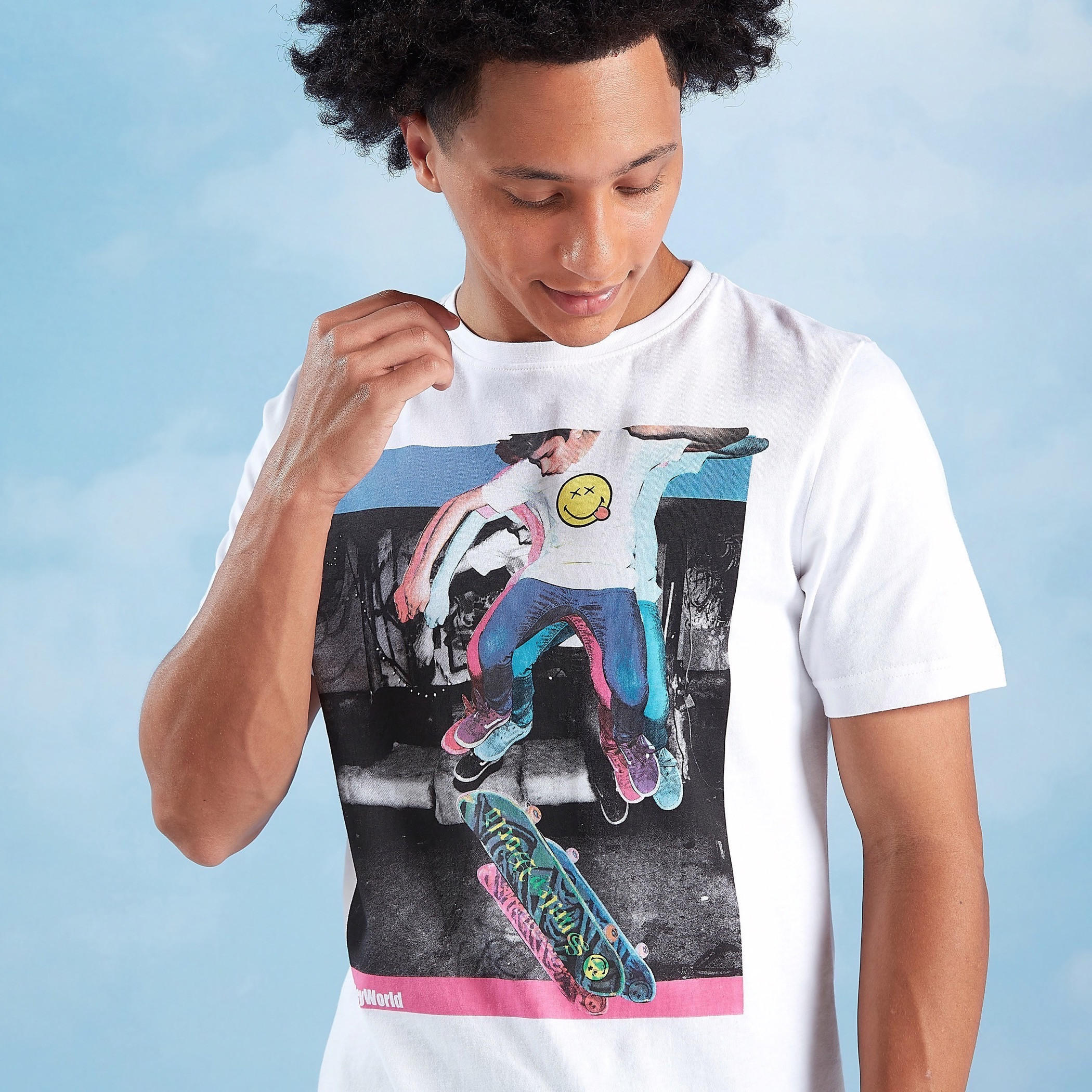 تيشيرت مستدام مقلّم بقصّة سليم وياقة ضيّقة وأكمام قصيرة -men-clothing-tshirtsandpolos-tshirts-image-1