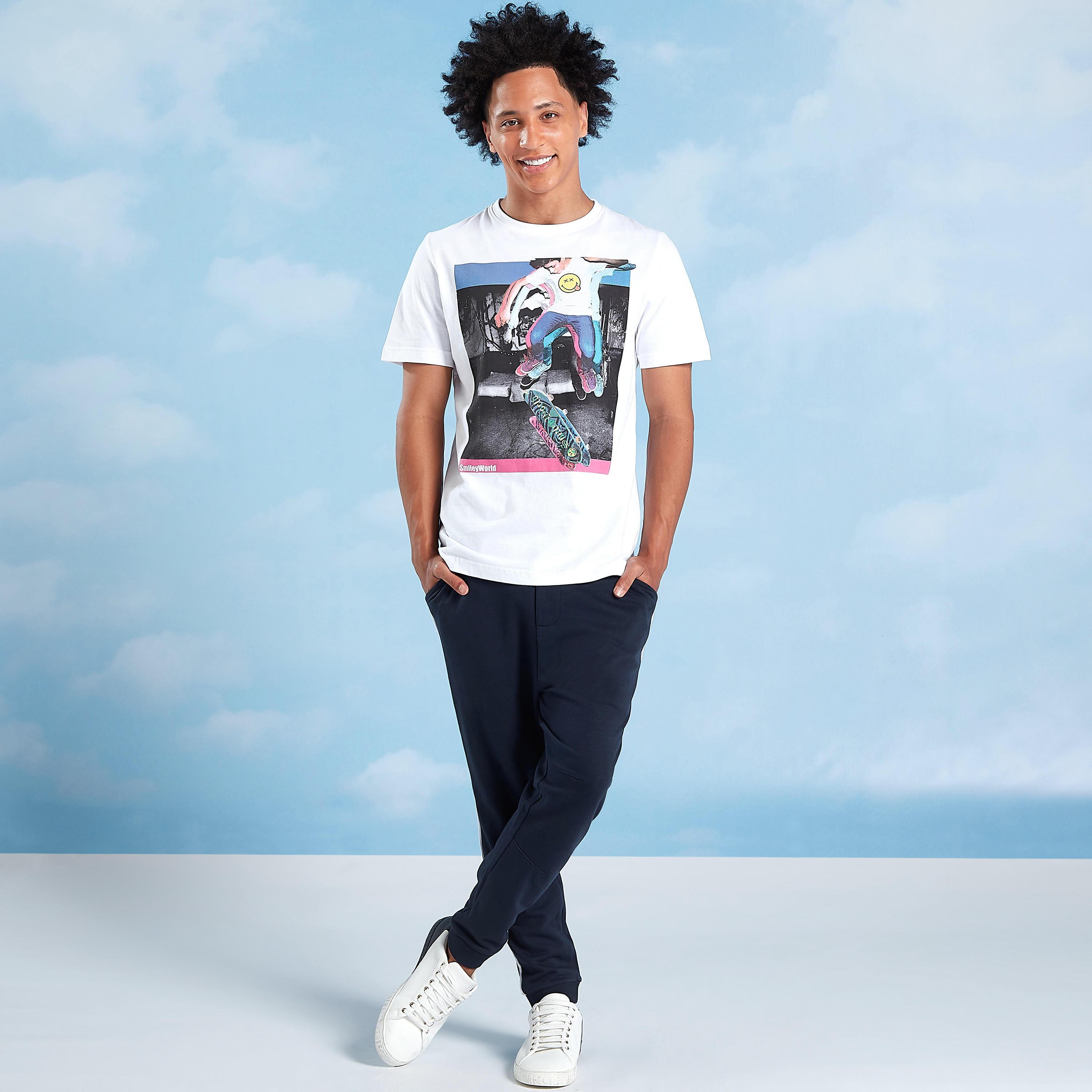 تيشيرت مستدام مقلّم بقصّة سليم وياقة ضيّقة وأكمام قصيرة -men-clothing-tshirtsandpolos-tshirts-image-2