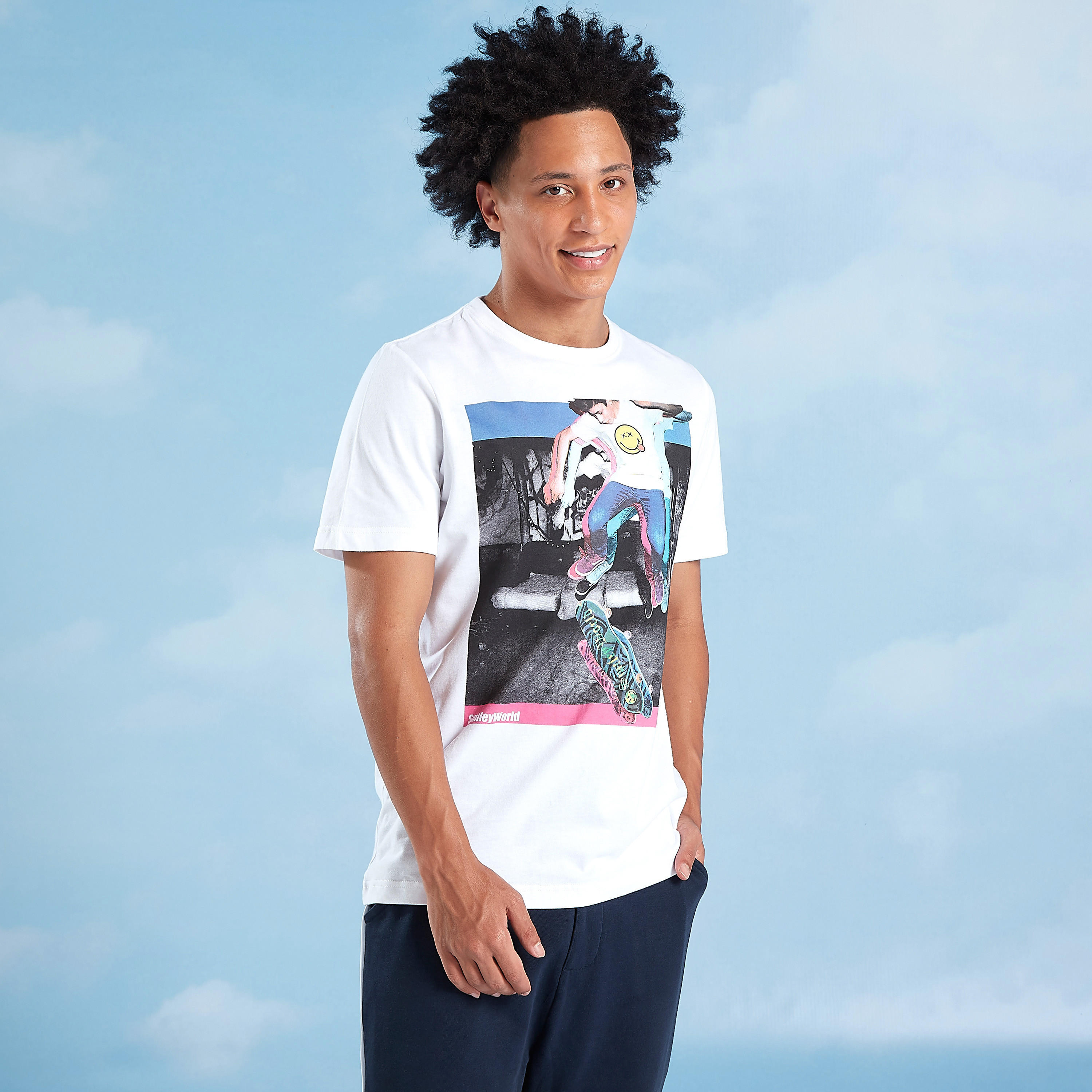 تيشيرت مستدام مقلّم بقصّة سليم وياقة ضيّقة وأكمام قصيرة -men-clothing-tshirtsandpolos-tshirts-image-3