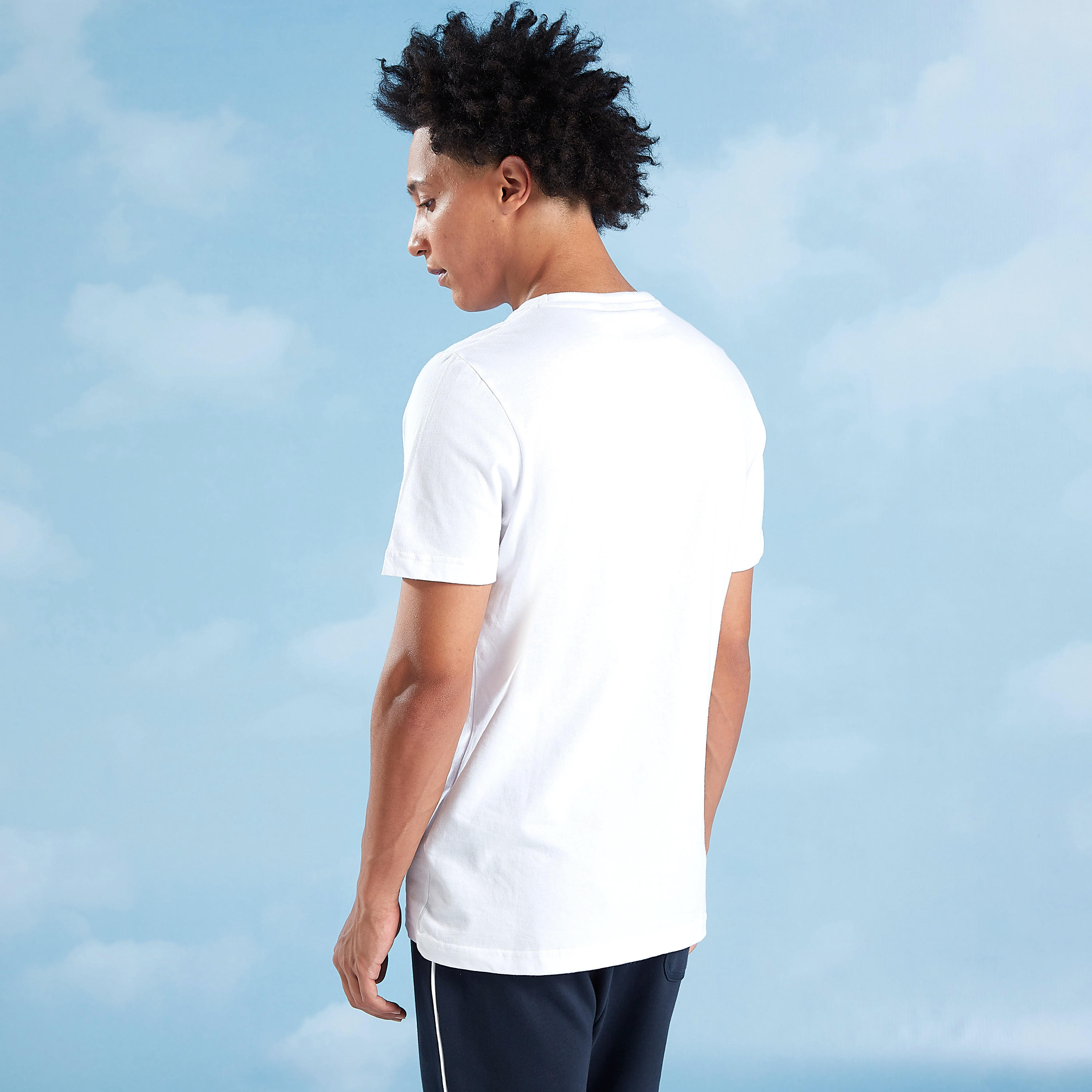 تيشيرت مستدام مقلّم بقصّة سليم وياقة ضيّقة وأكمام قصيرة -men-clothing-tshirtsandpolos-tshirts-image-4