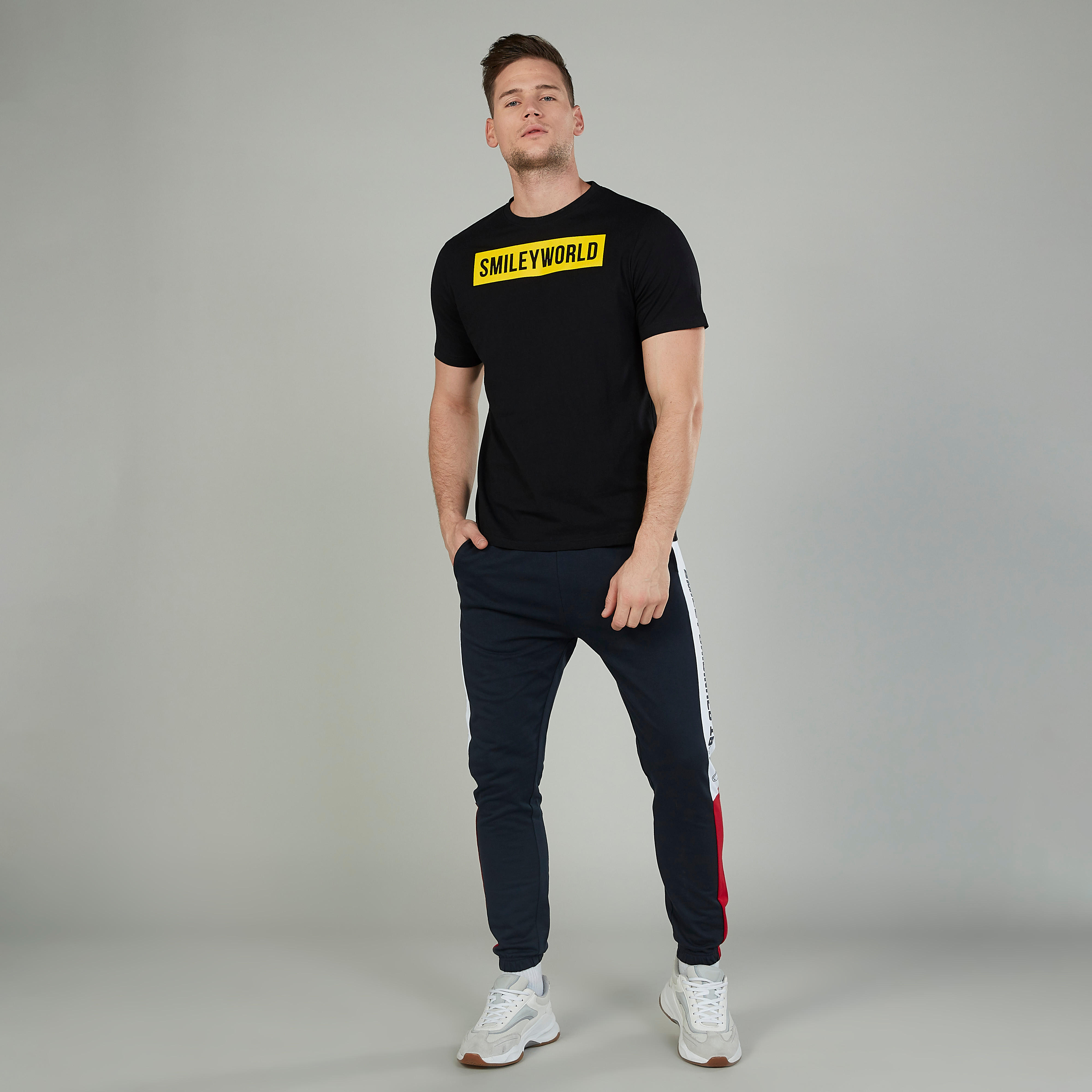تيشيرت مستدام سليم بياقة ضيّقة وطبعات سمايلي وورلد  -men-clothing-tshirtsandpolos-tshirts-image-2