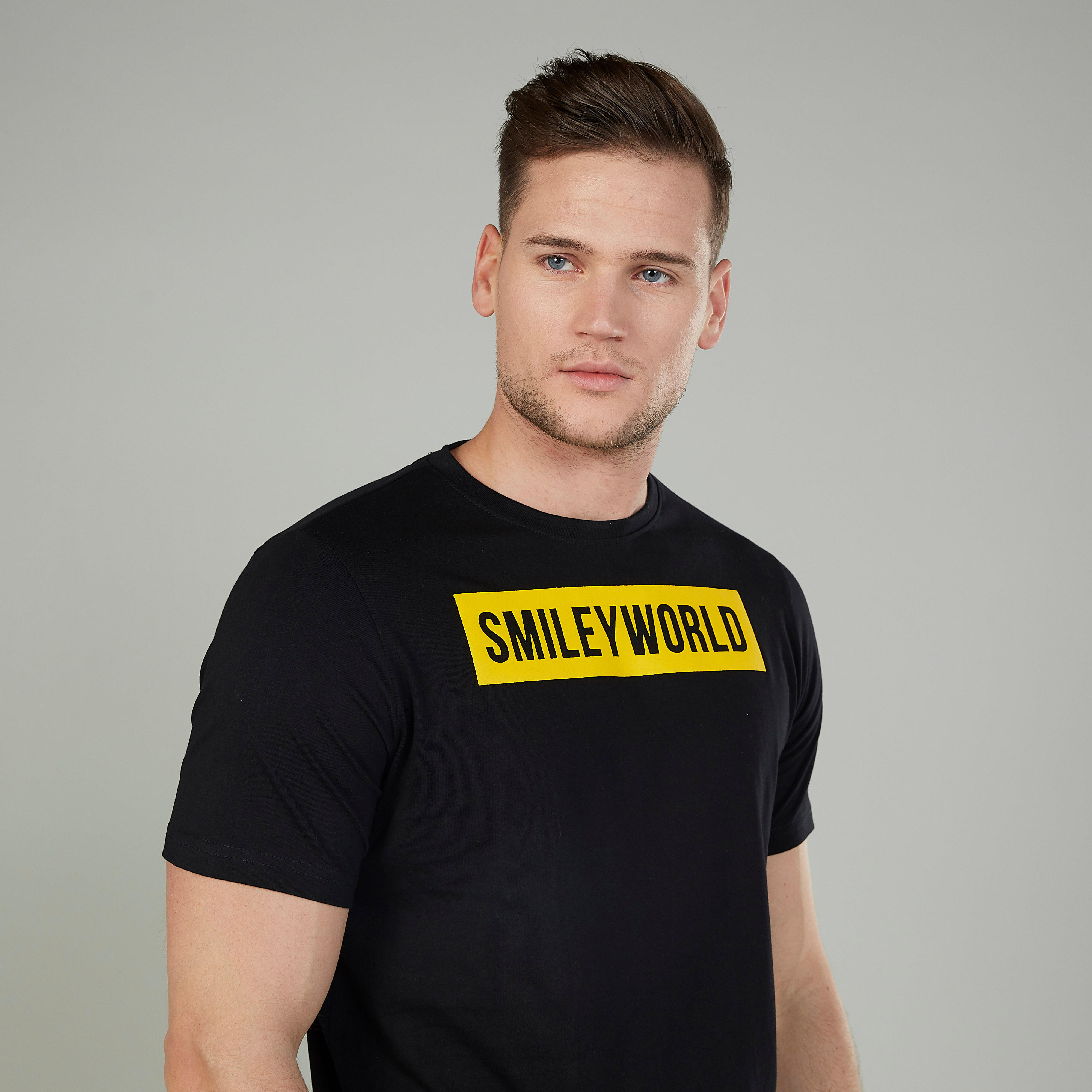 تيشيرت مستدام سليم بياقة ضيّقة وطبعات سمايلي وورلد  -men-clothing-tshirtsandpolos-tshirts-image-3