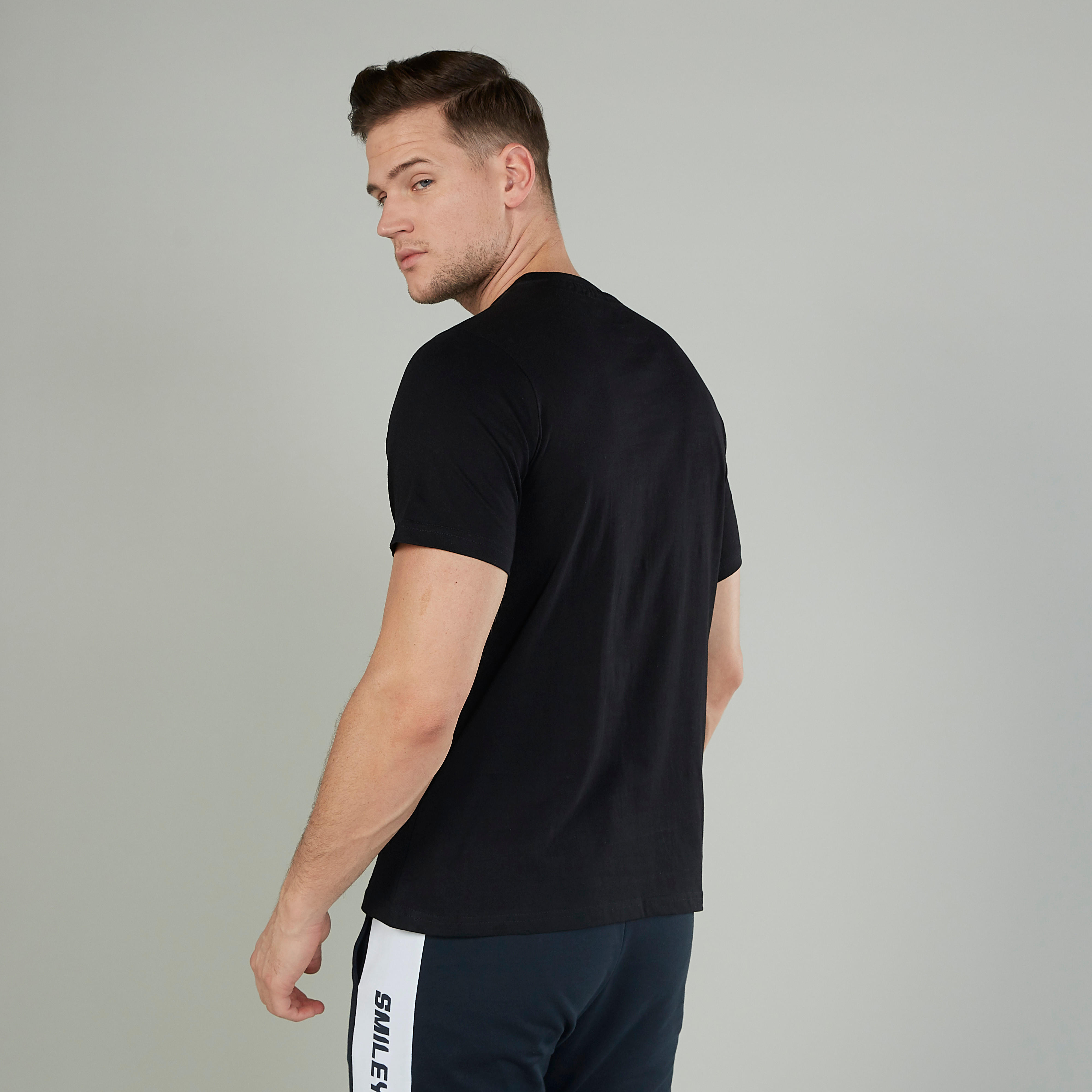 تيشيرت مستدام سليم بياقة ضيّقة وطبعات سمايلي وورلد  -men-clothing-tshirtsandpolos-tshirts-image-4