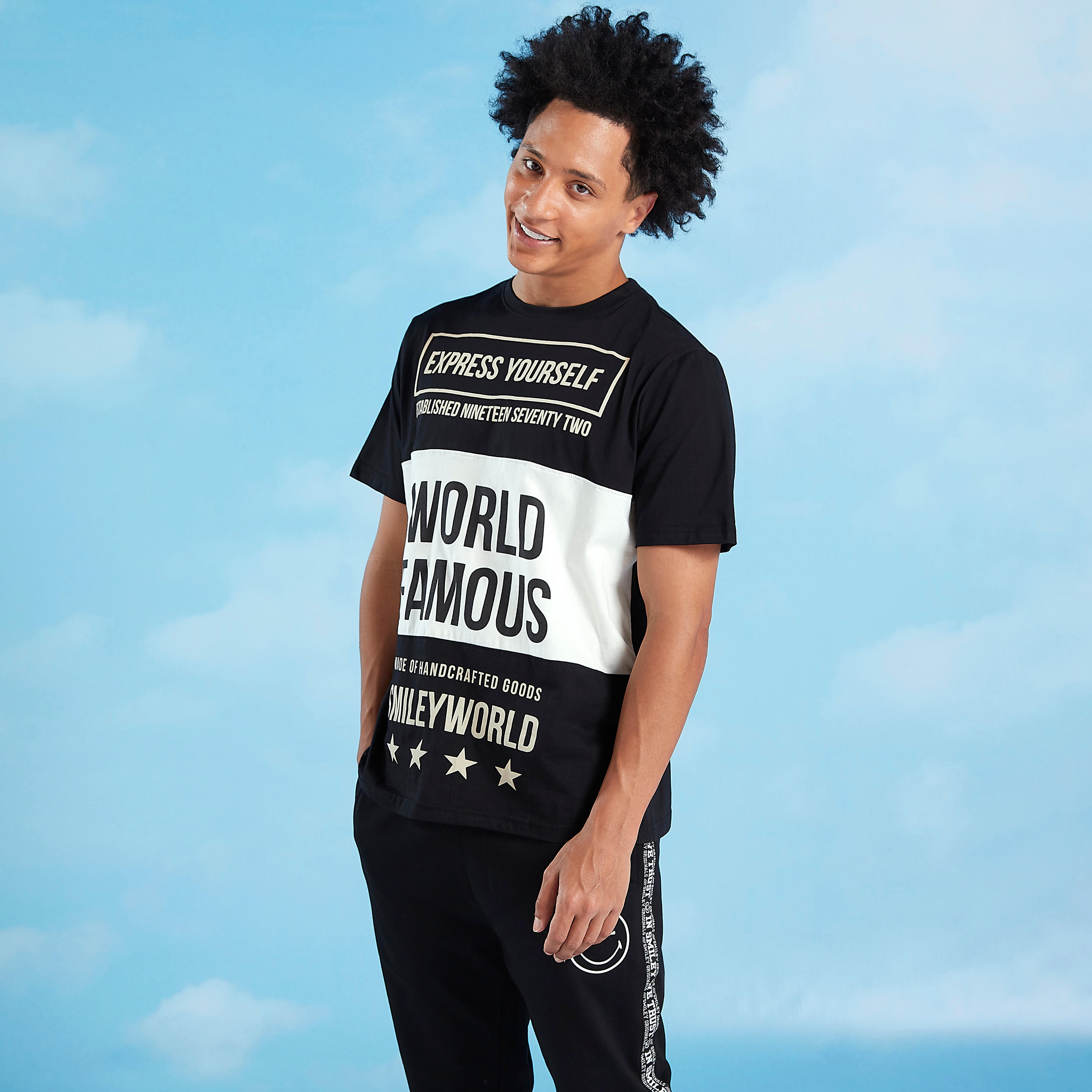 تيشيرت مستدام سليم بياقة ضيّقة وطبعات سمايلي وورلد-men-clothing-tshirtsandpolos-tshirts-image-1