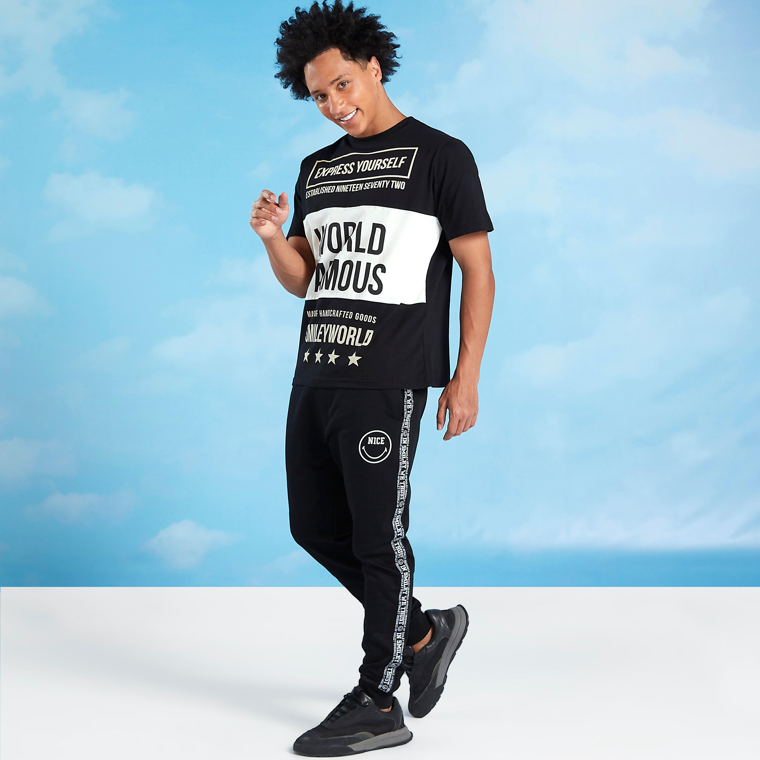 تيشيرت مستدام سليم بياقة ضيّقة وطبعات سمايلي وورلد-men-clothing-tshirtsandpolos-tshirts-image-2