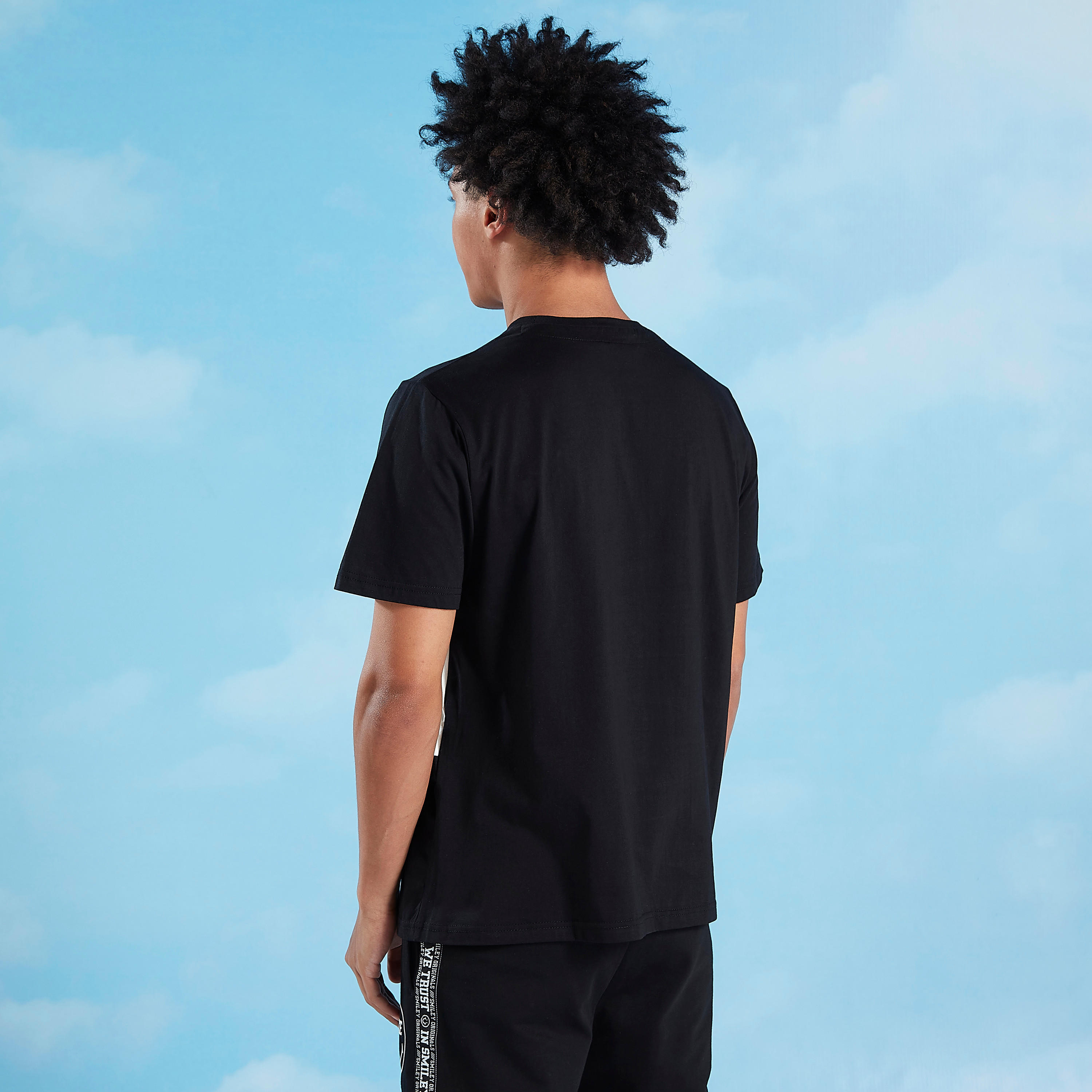 تيشيرت مستدام سليم بياقة ضيّقة وطبعات سمايلي وورلد-men-clothing-tshirtsandpolos-tshirts-image-4