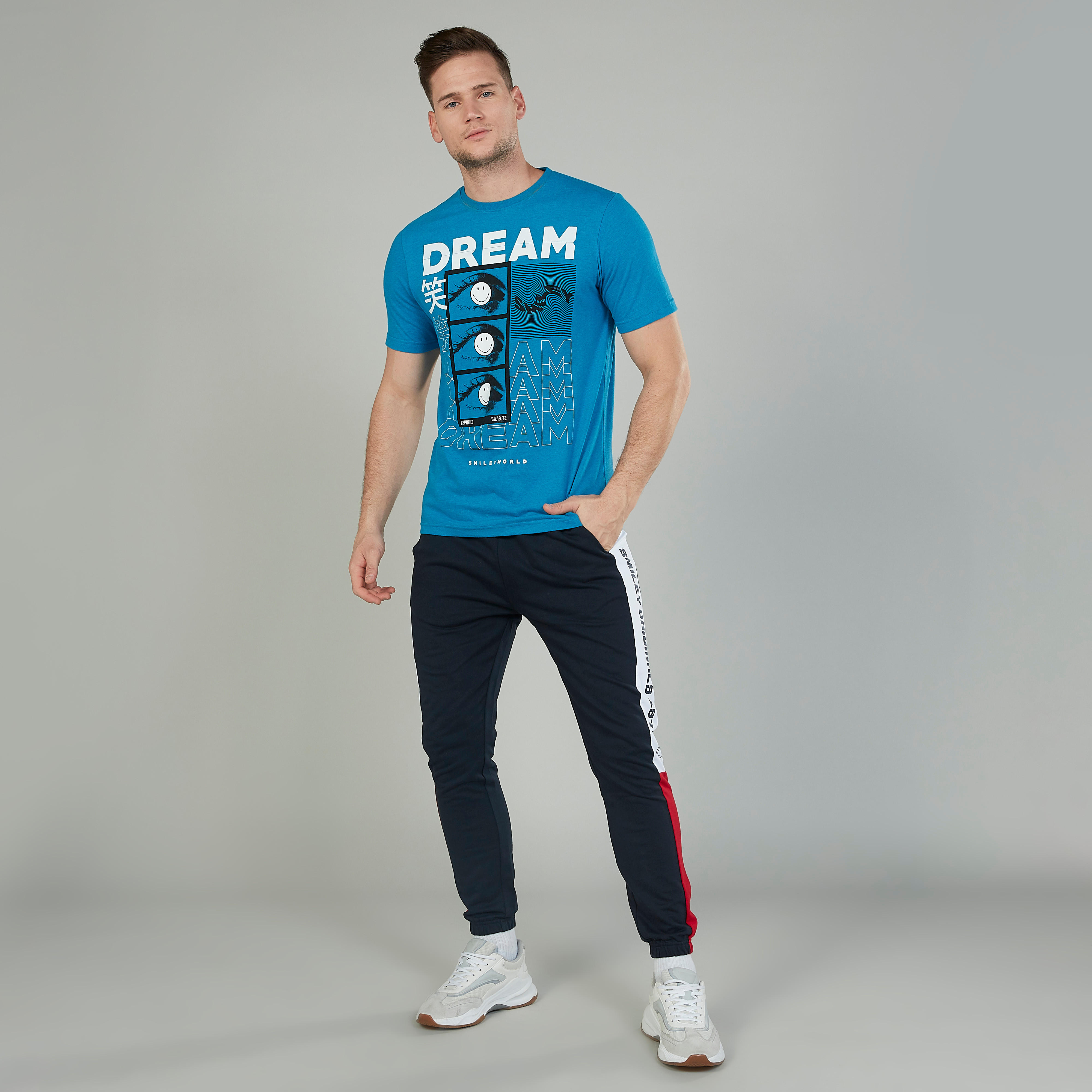 تيشيرت بياقة ضيّقة وأكمام قصيرة وطبعات سمايلي وورلد-men-clothing-tshirtsandpolos-tshirts-image-2