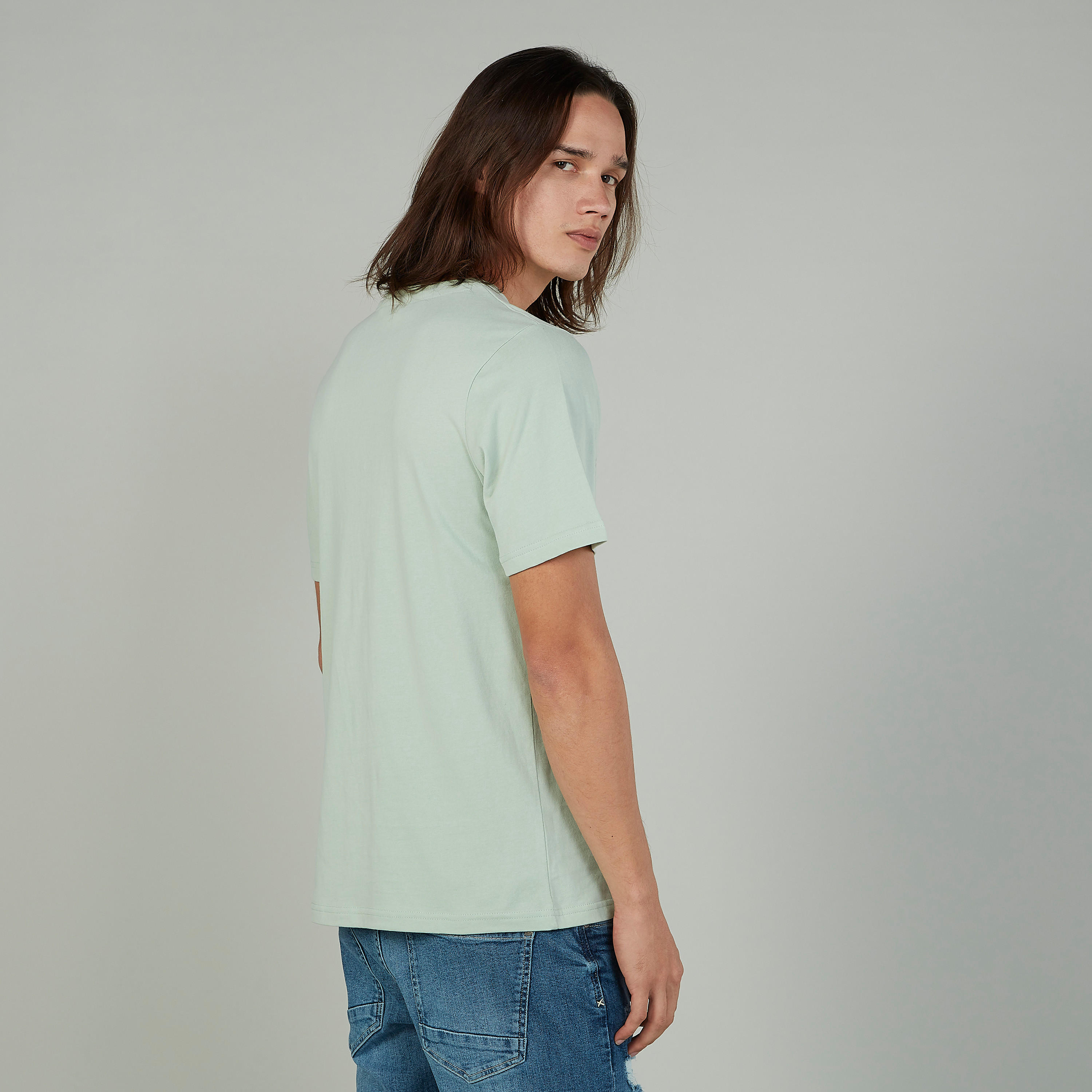 تيشيرت بياقة ضيّقة وأكمام قصيرة وطبعات سمايلي وورلد-men-clothing-tshirtsandpolos-tshirts-image-4