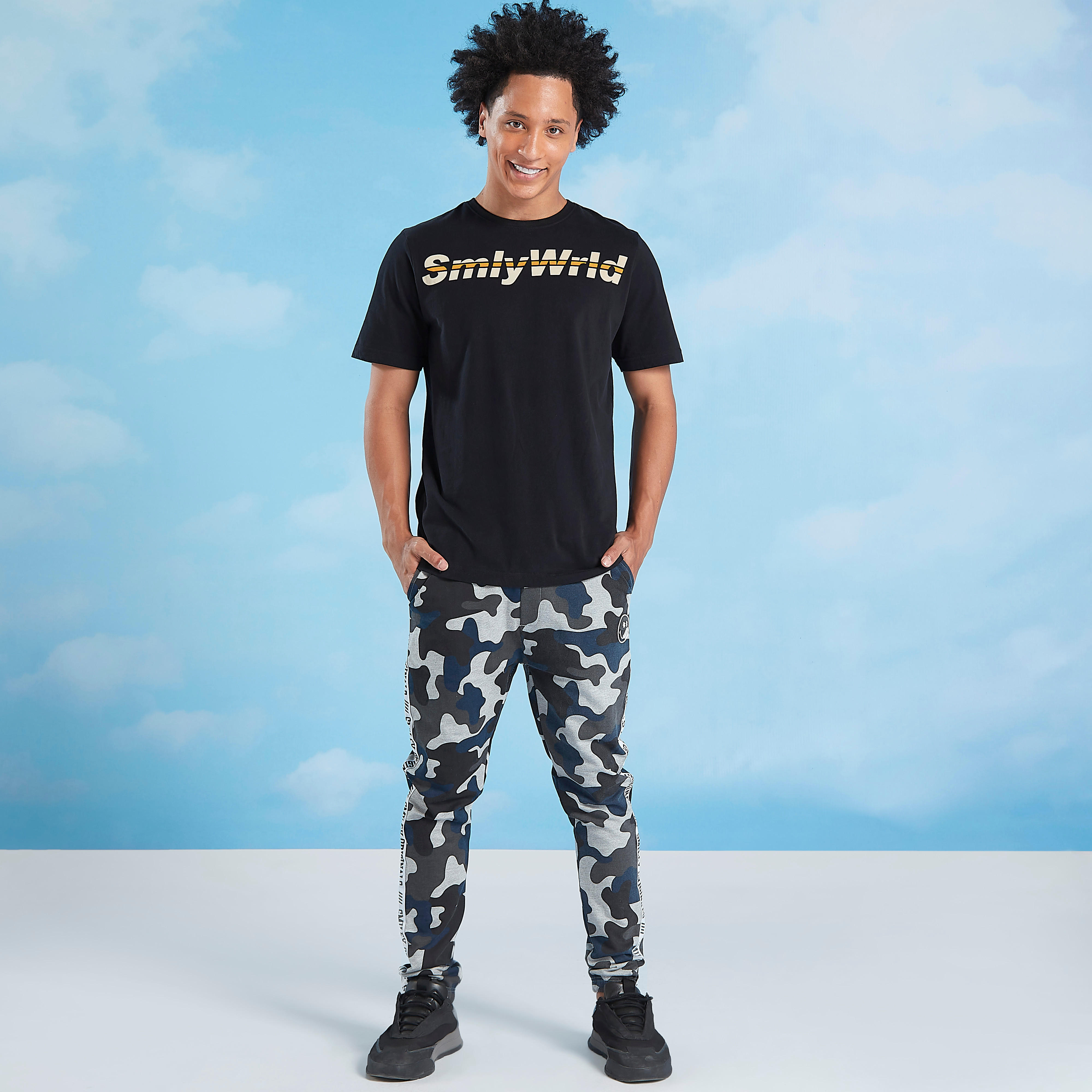 تيشيرت بياقة ضيّقة وأكمام قصيرة وطبعات سمايلي وورلد-men-clothing-tshirtsandpolos-tshirts-image-2